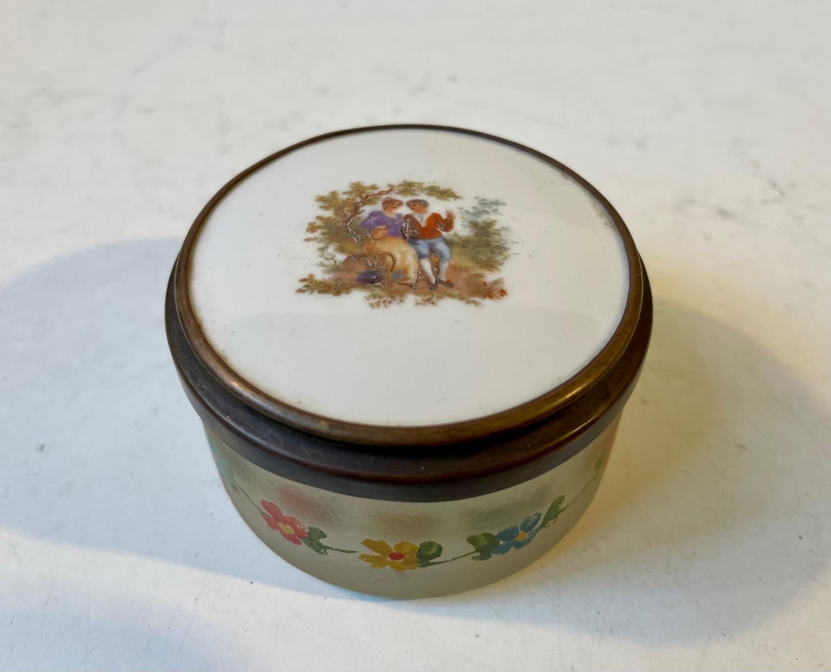 Antique French Powder Trinket in Hand Painted Porcelain & Glass In Good Condition For Sale In Esbjerg, DK