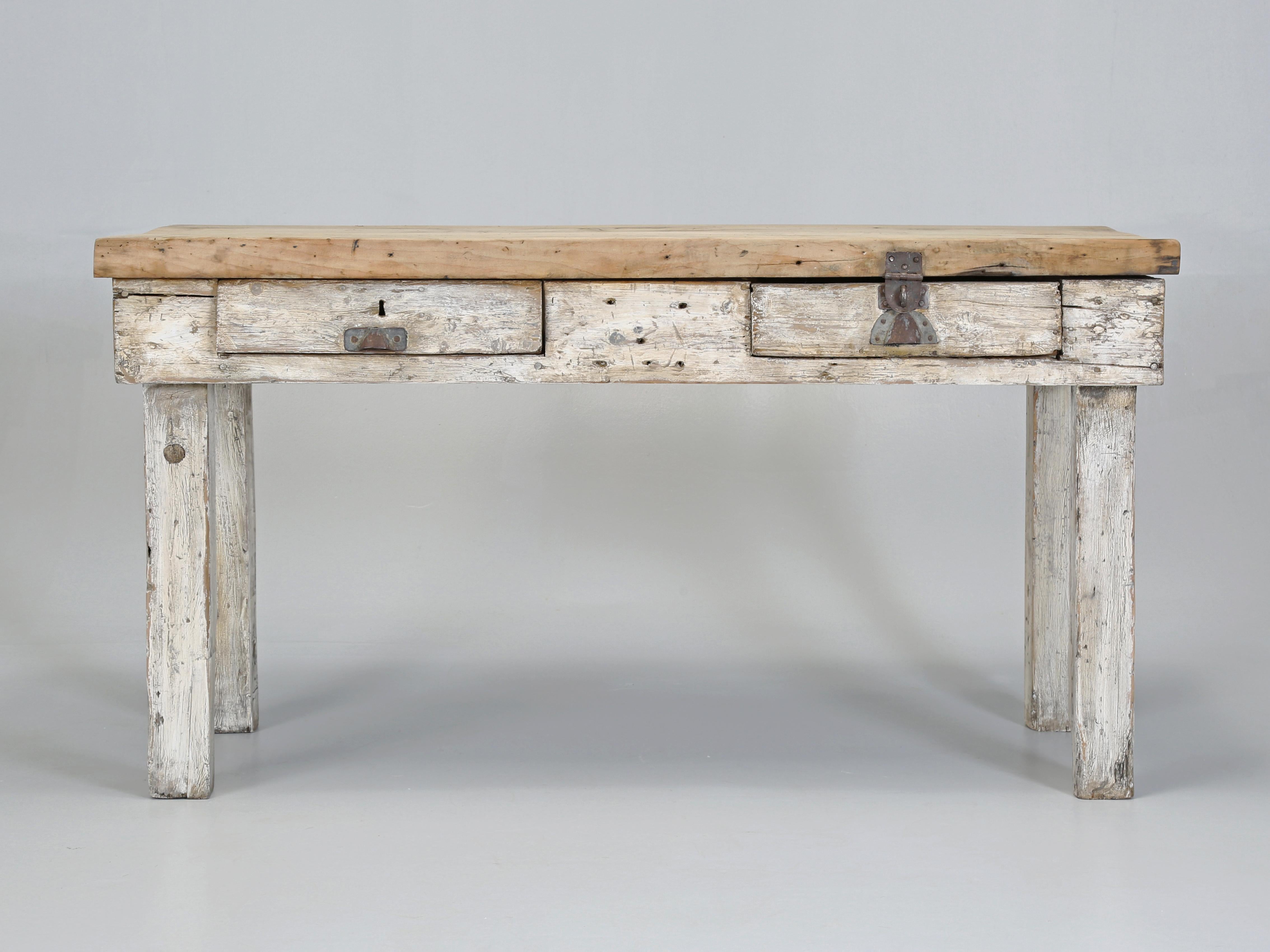 Trouvé dans la région de Toulouse en France, un banc de menuisier que notre atelier Old Plank a transformé en une table de 32 pouces de haut qui a une myriade d'applications possibles, comme une table de console, une table de canapé, une table