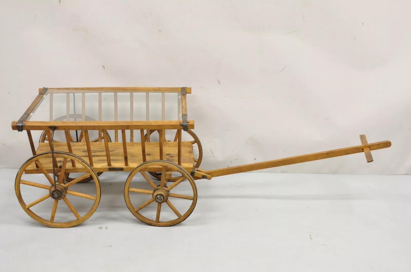 Ancienne table basse primitive française en bois avec chariot de chèvre et plateau en verre d'une ferme en vente 3