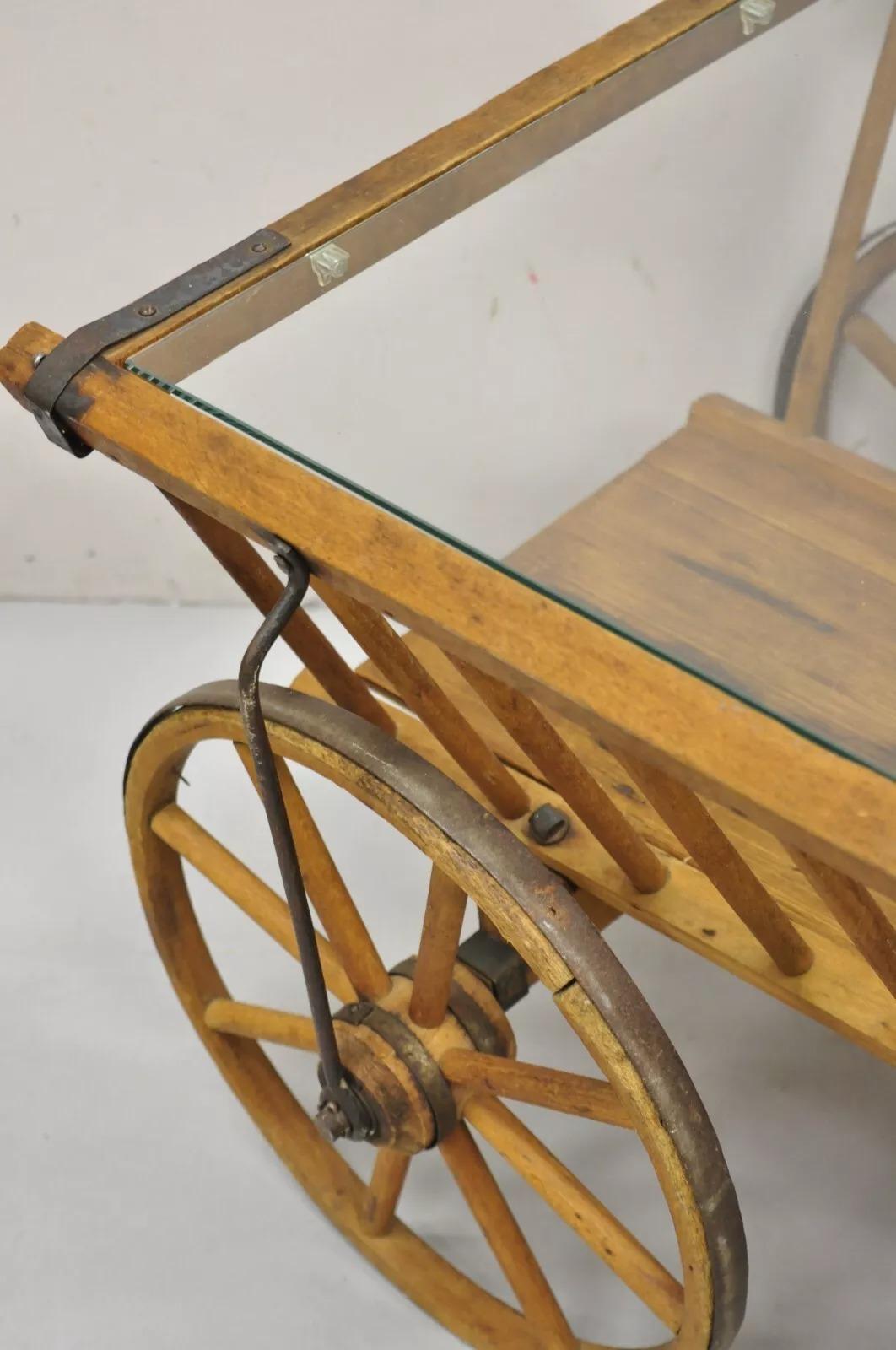 Ancienne table basse primitive française en bois avec chariot de chèvre et plateau en verre d'une ferme en vente 4