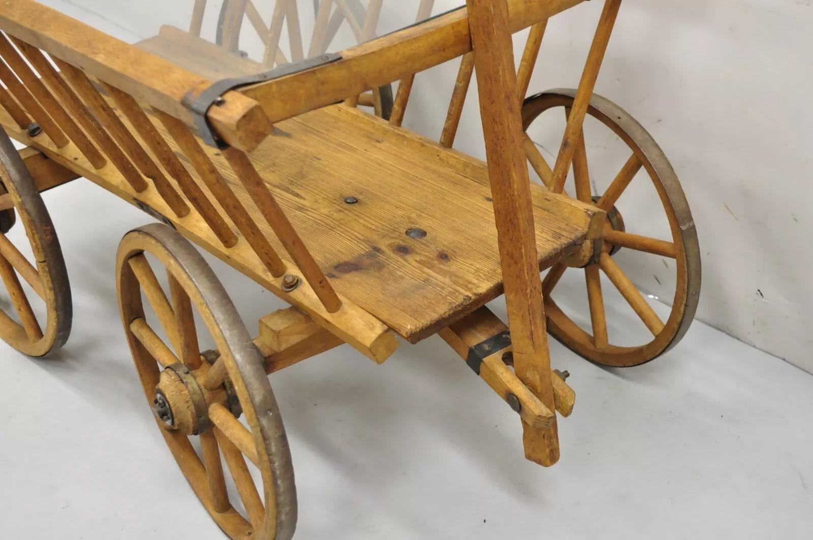 Ancienne table basse primitive française en bois avec chariot de chèvre et plateau en verre d'une ferme en vente 5