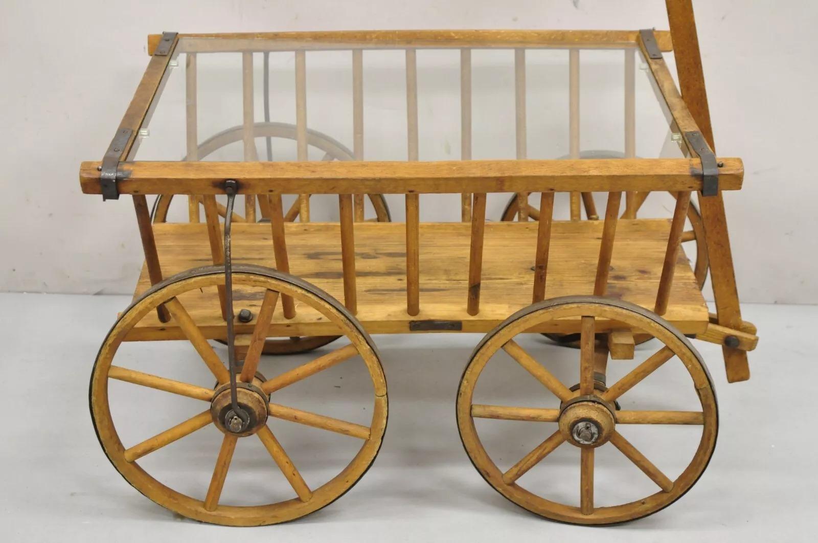 Autre Ancienne table basse primitive française en bois avec chariot de chèvre et plateau en verre d'une ferme en vente