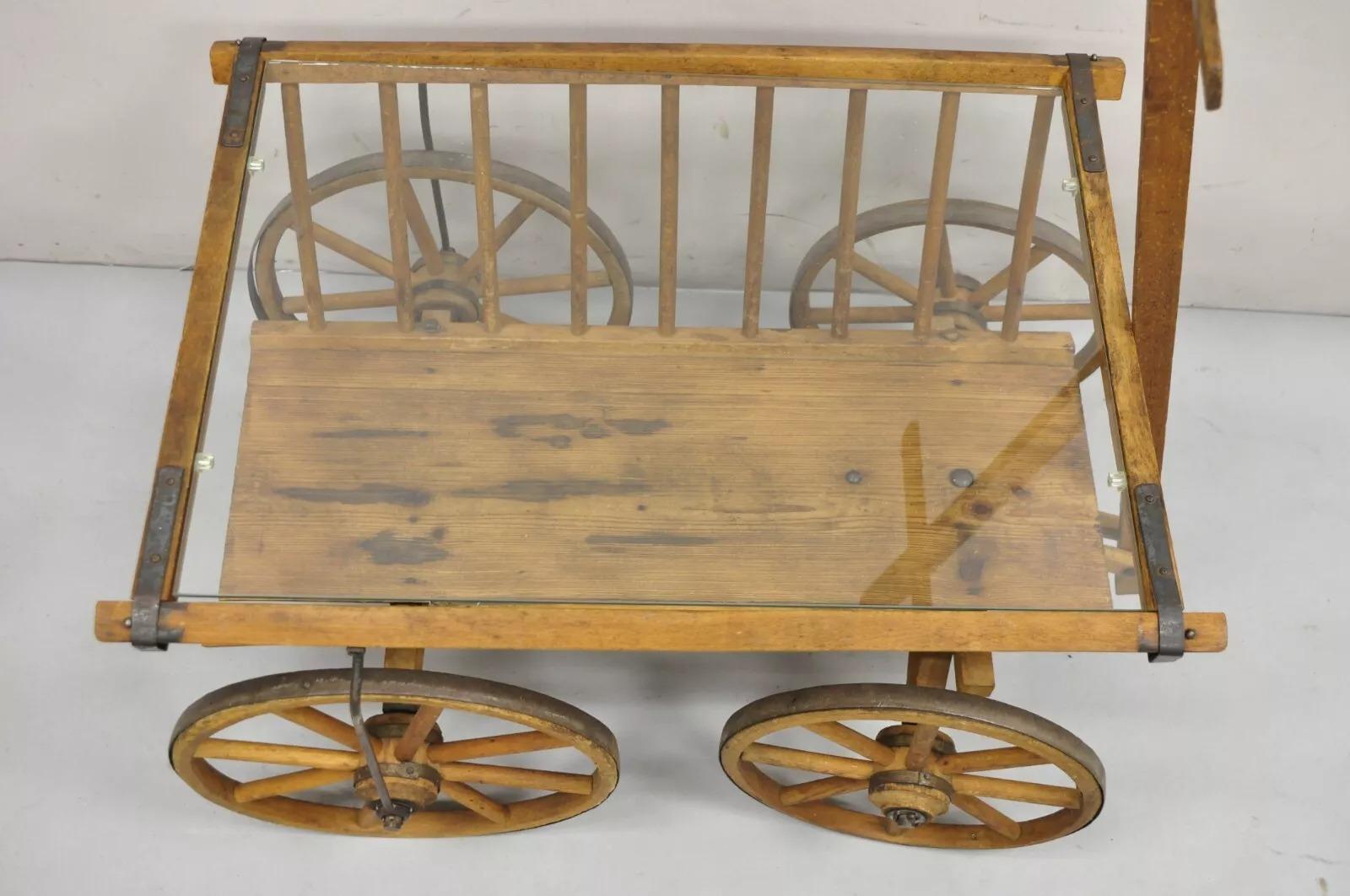 Inconnu Ancienne table basse primitive française en bois avec chariot de chèvre et plateau en verre d'une ferme en vente