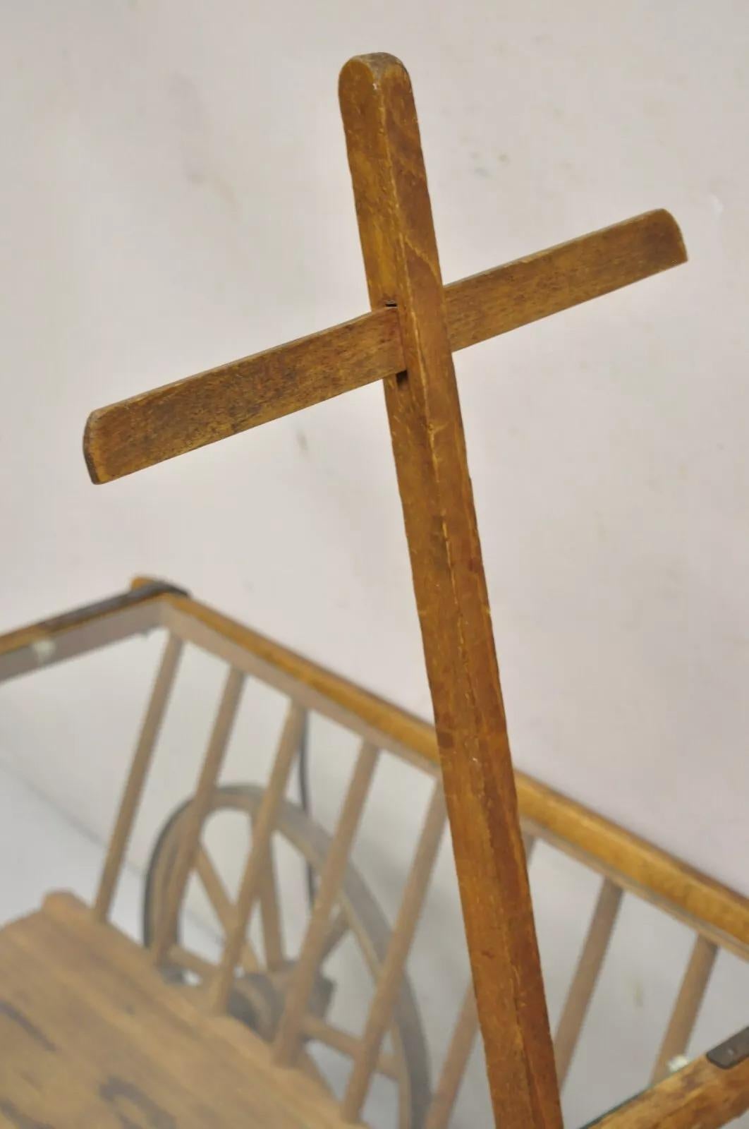 Ancienne table basse primitive française en bois avec chariot de chèvre et plateau en verre d'une ferme Bon état - En vente à Philadelphia, PA