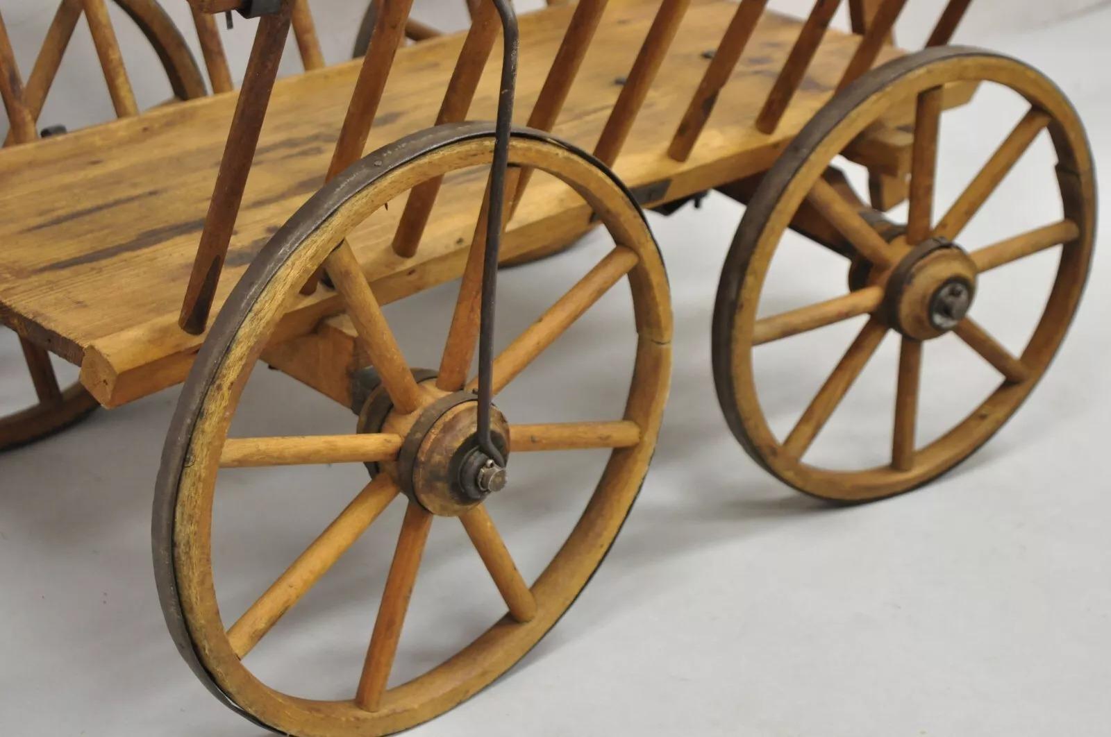 XIXe siècle Ancienne table basse primitive française en bois avec chariot de chèvre et plateau en verre d'une ferme en vente
