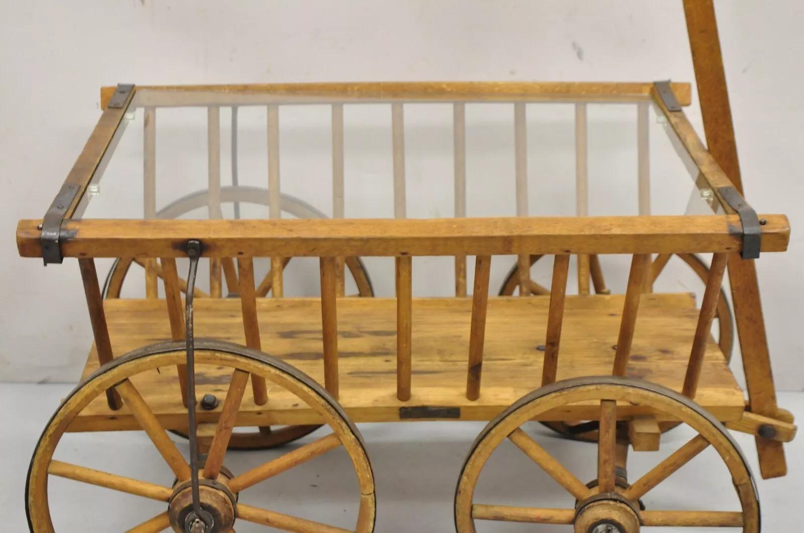 Métal Ancienne table basse primitive française en bois avec chariot de chèvre et plateau en verre d'une ferme en vente