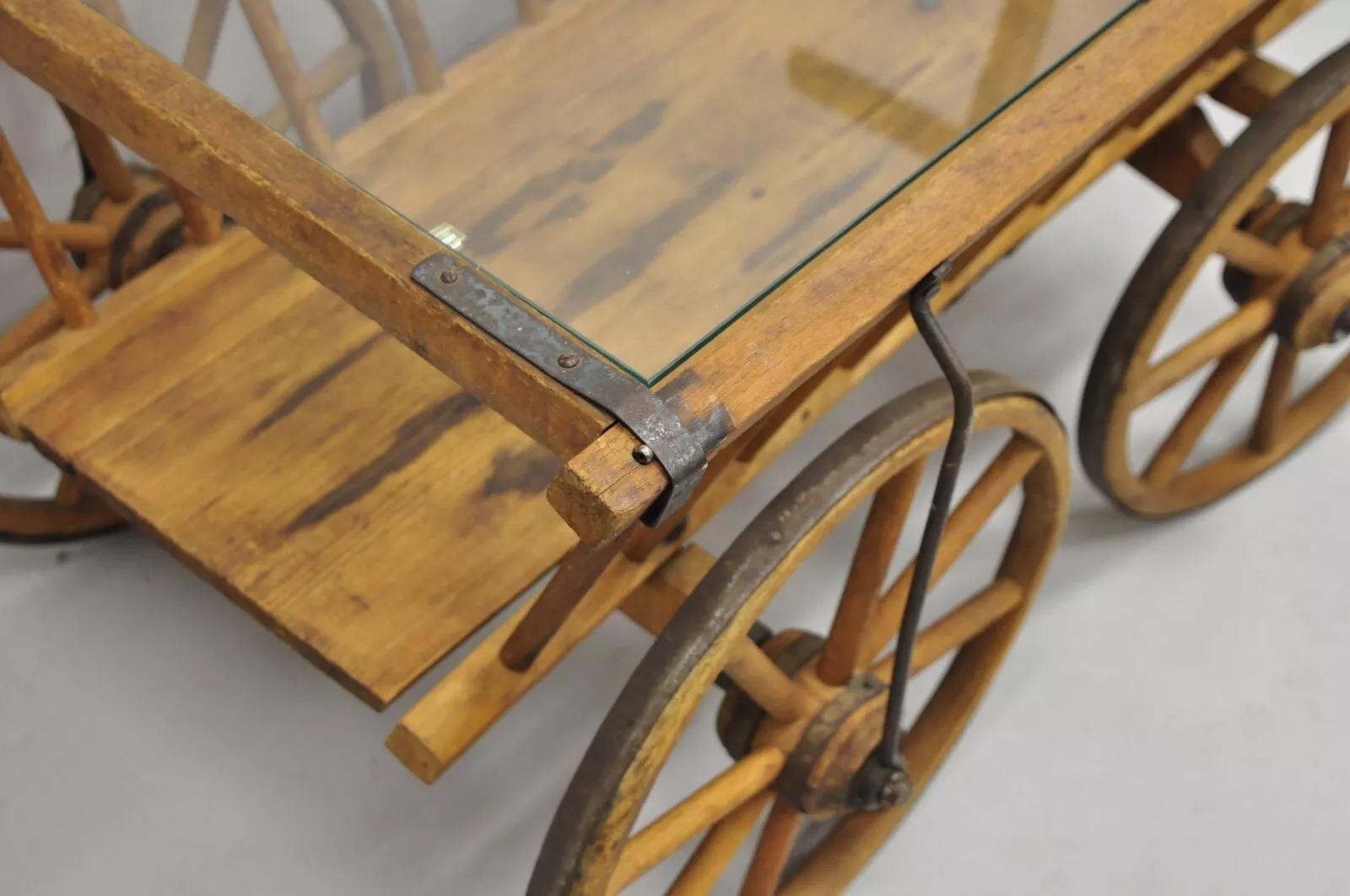 Ancienne table basse primitive française en bois avec chariot de chèvre et plateau en verre d'une ferme en vente 1
