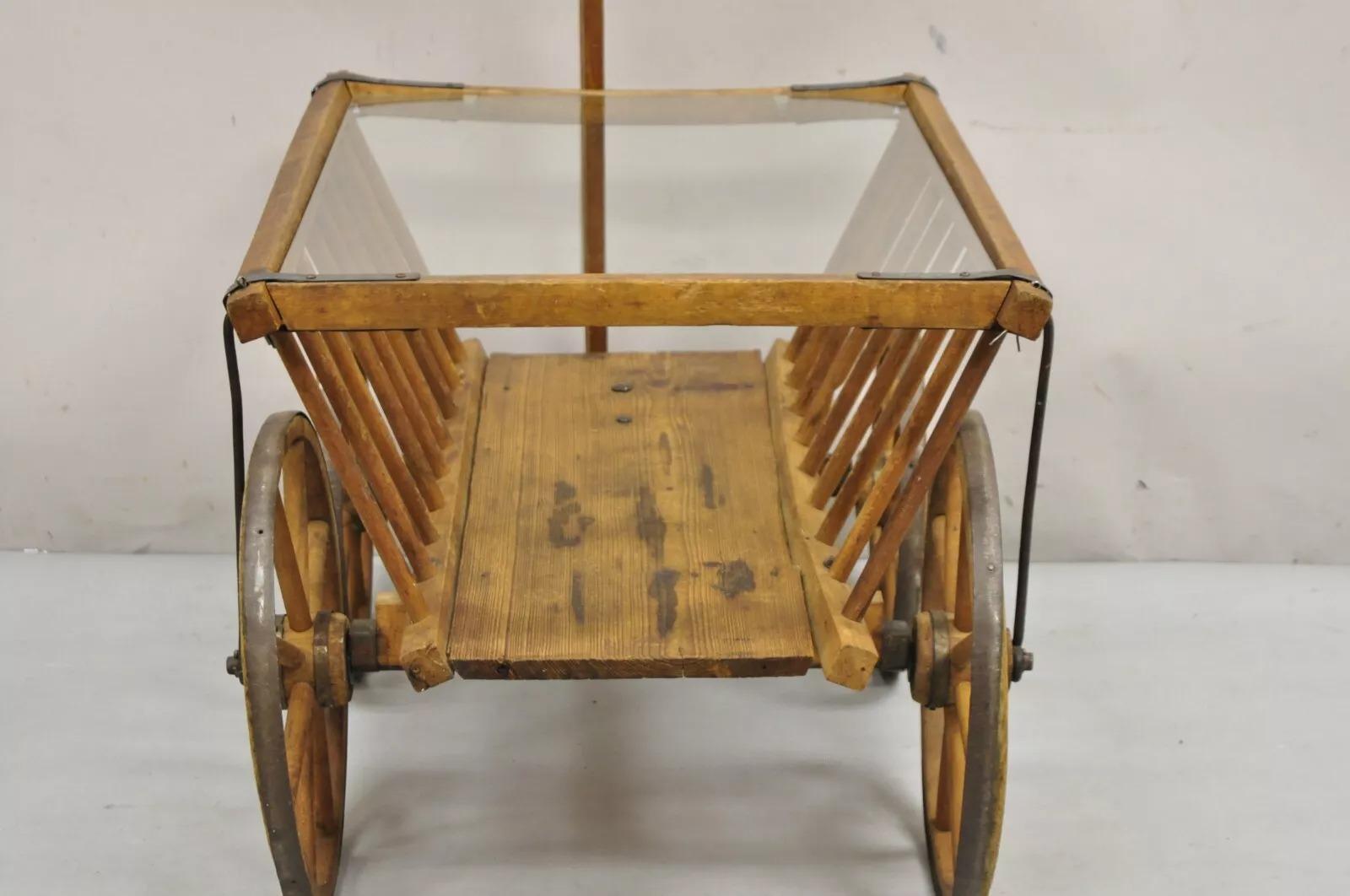 Ancienne table basse primitive française en bois avec chariot de chèvre et plateau en verre d'une ferme en vente 2