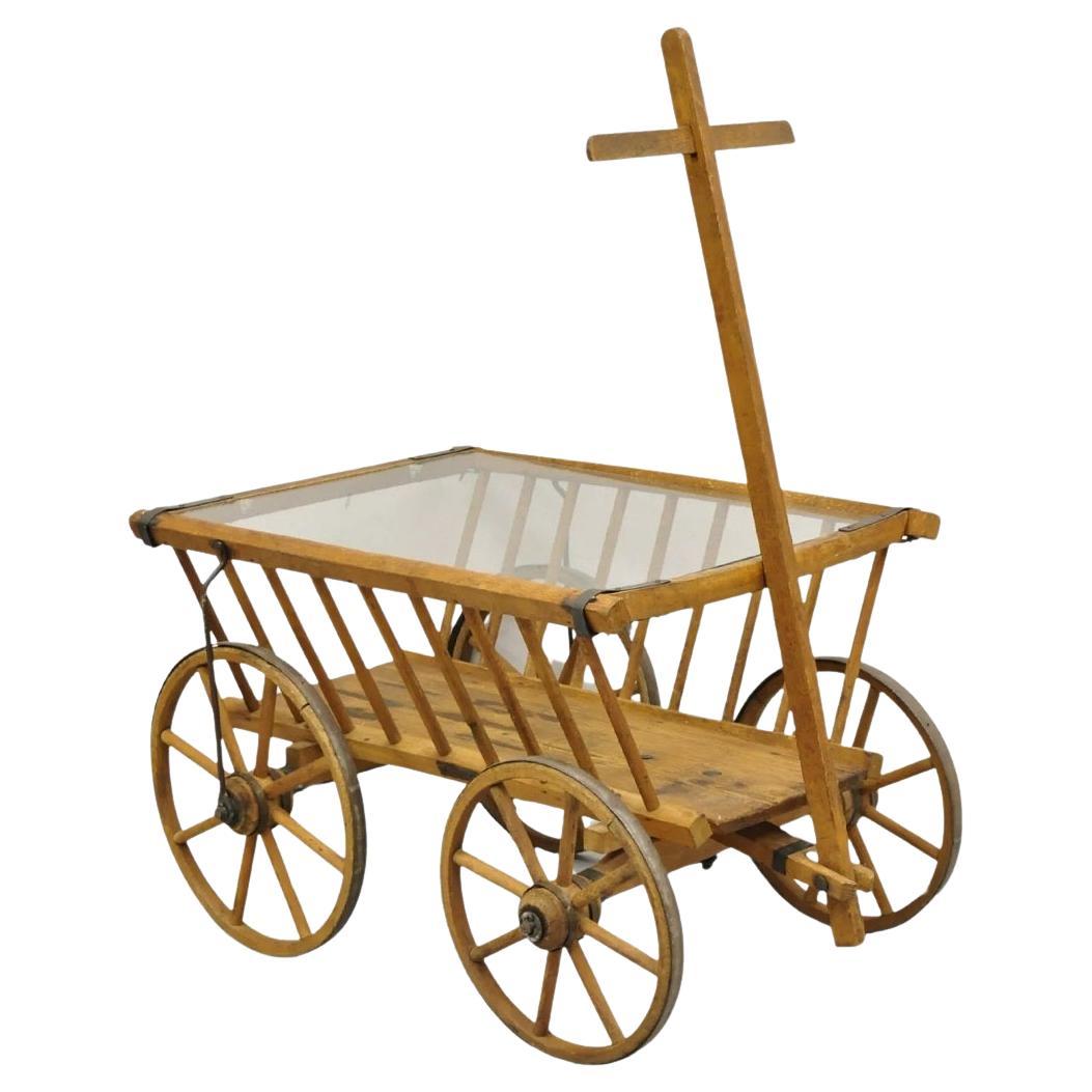 Ancienne table basse primitive française en bois avec chariot de chèvre et plateau en verre d'une ferme en vente