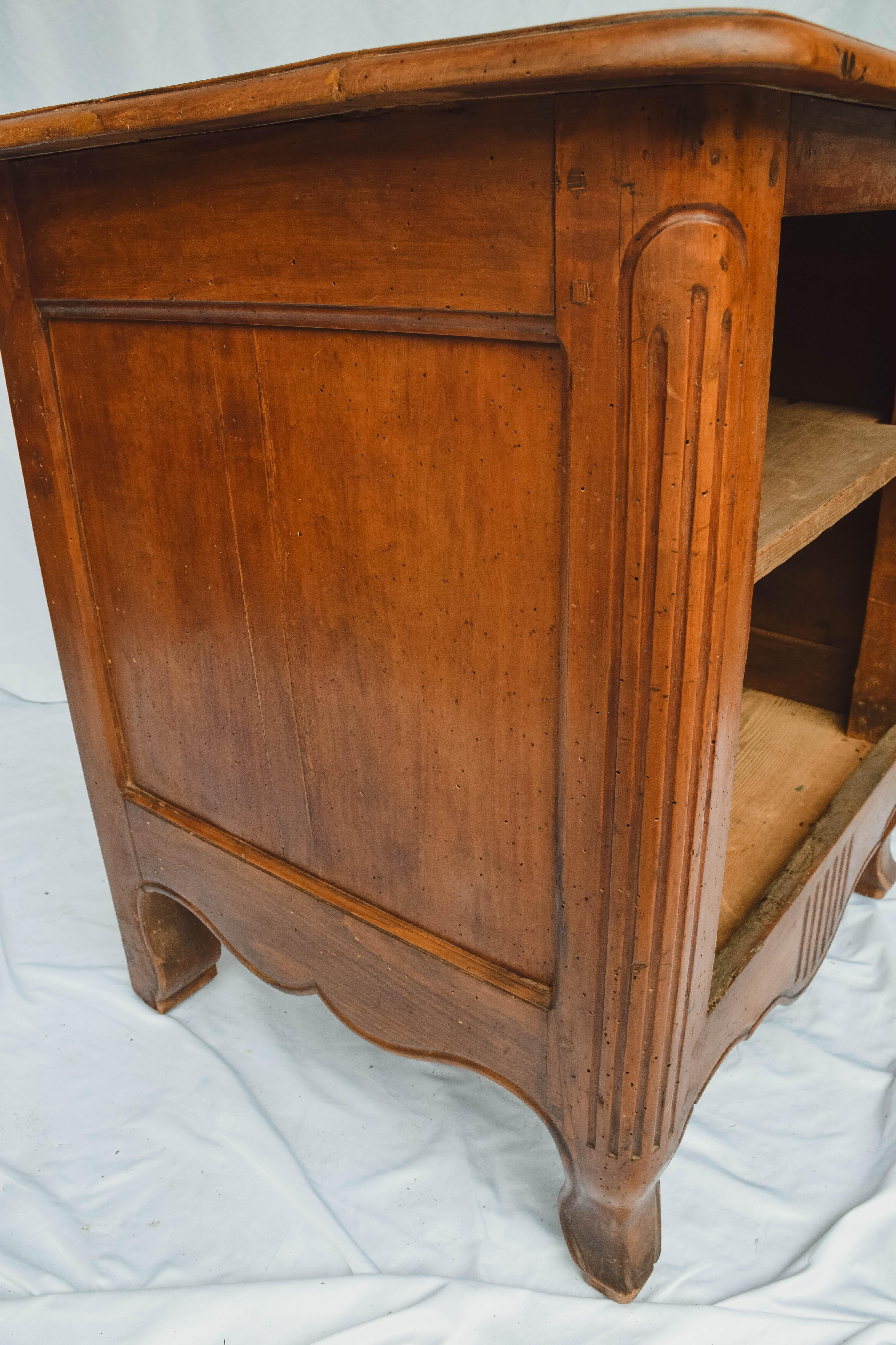 We found this 19th century French walnut confiturier cupboard with working lock and key and decorative escutcheon in Provence. The confiturier, which was originally used for storing jambs, confit, confectioneries and more, features a single door