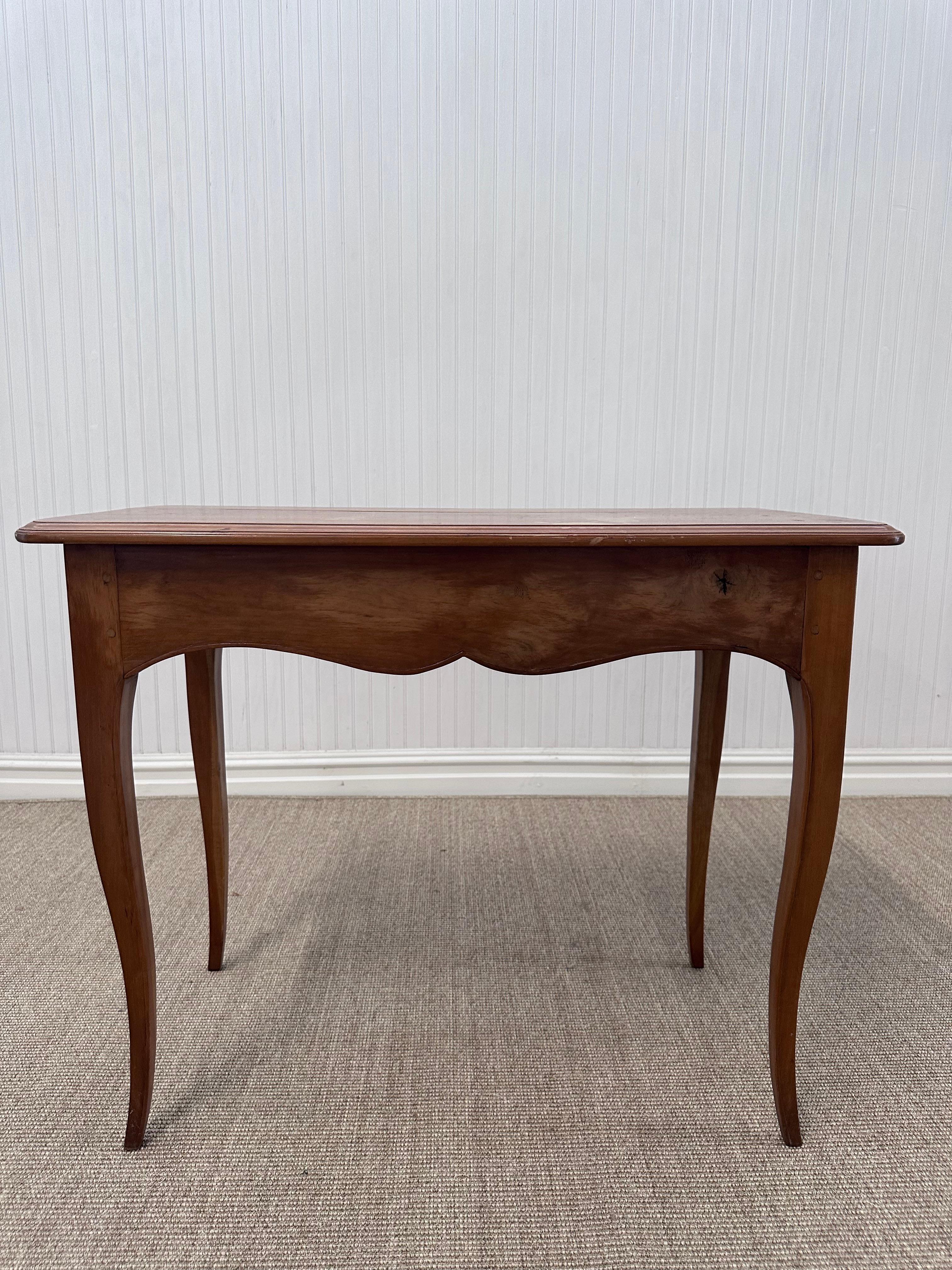 Antique French Provencial Beistelltisch mit Schublade im Angebot 3