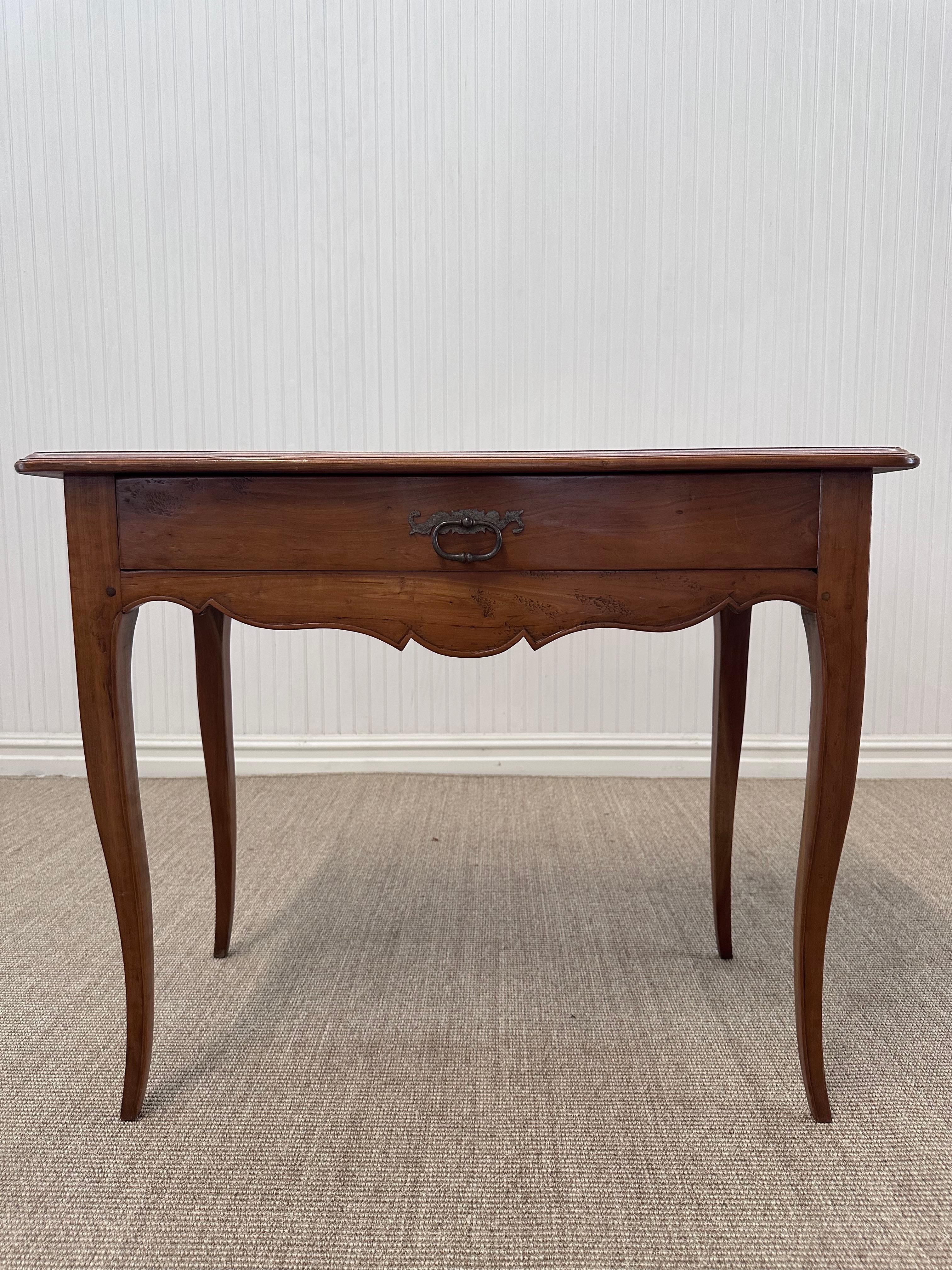 Dieser schöne Tisch wurde von unserem Besitzer vor 20 Jahren auf einer Einkaufsreise in Frankreich gekauft und wäre eine schöne Ergänzung für jedes Haus.

Dies ist ein klassischer Beistell- oder Schreibtisch aus Holz im französischen Provinzialstil.
