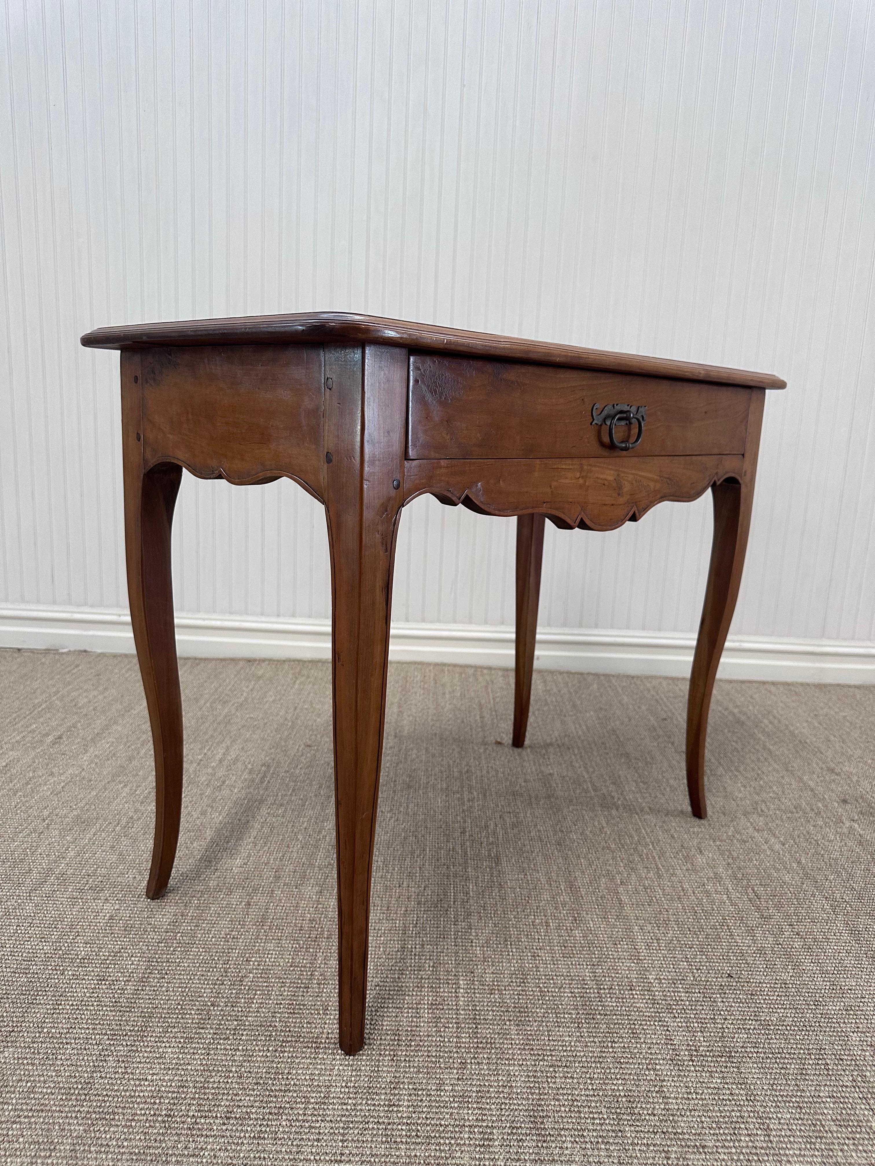 Antique French Provencial Beistelltisch mit Schublade (Französisch) im Angebot