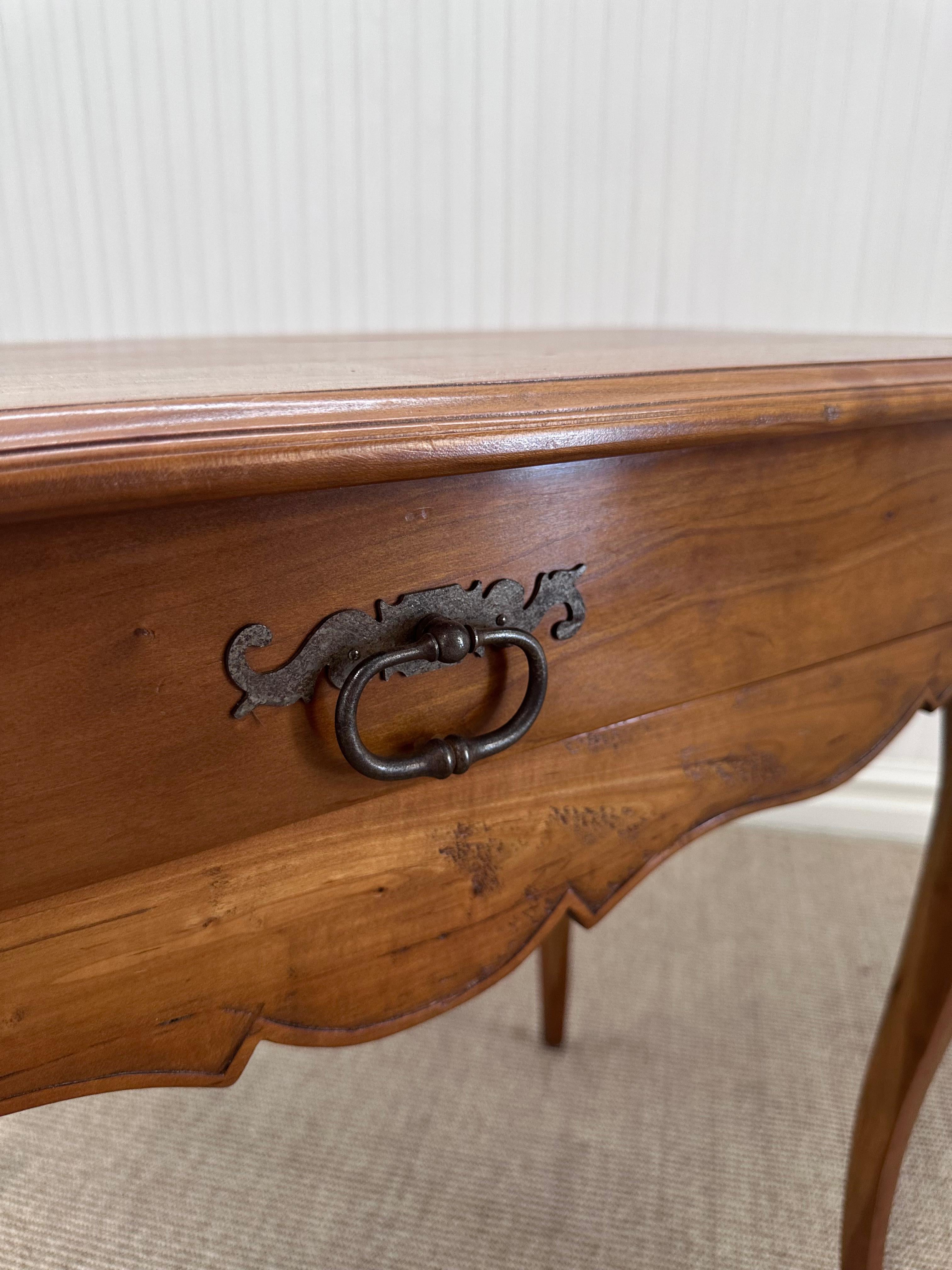 Antique French Provencial Beistelltisch mit Schublade im Zustand „Relativ gut“ im Angebot in Baton Rouge, LA