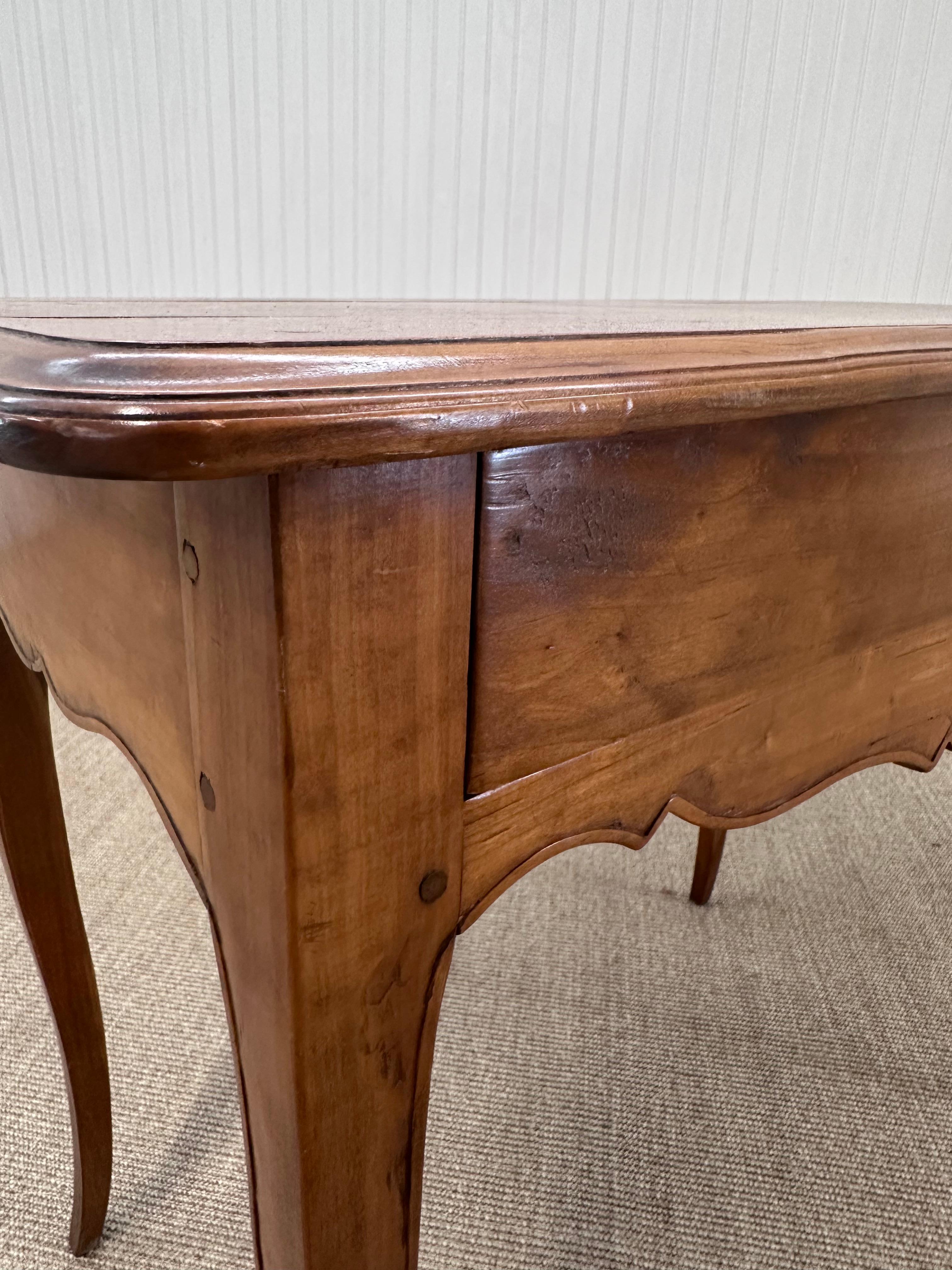 Antique French Provencial Beistelltisch mit Schublade (19. Jahrhundert) im Angebot