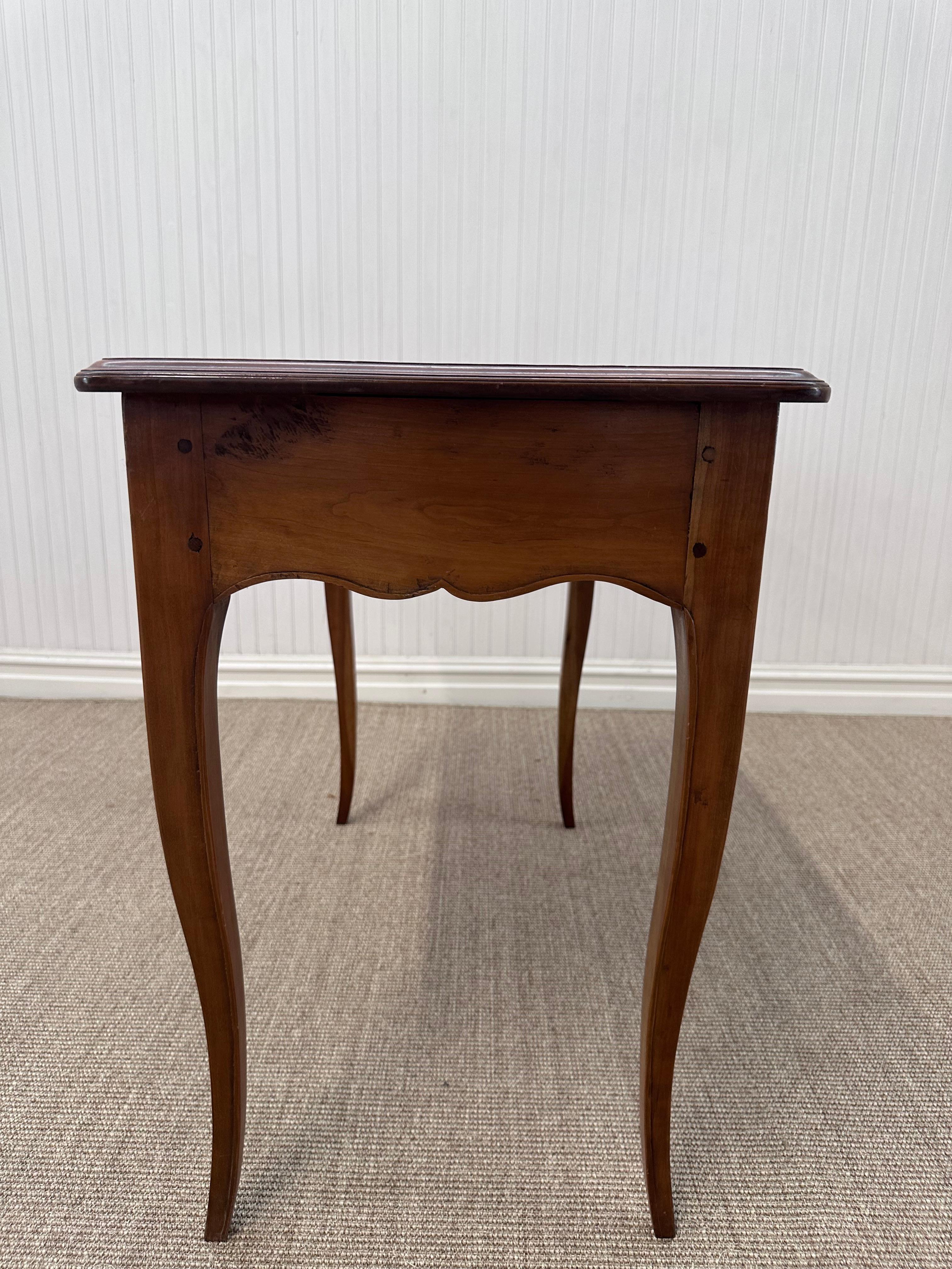 Antique French Provencial Beistelltisch mit Schublade (Holz) im Angebot