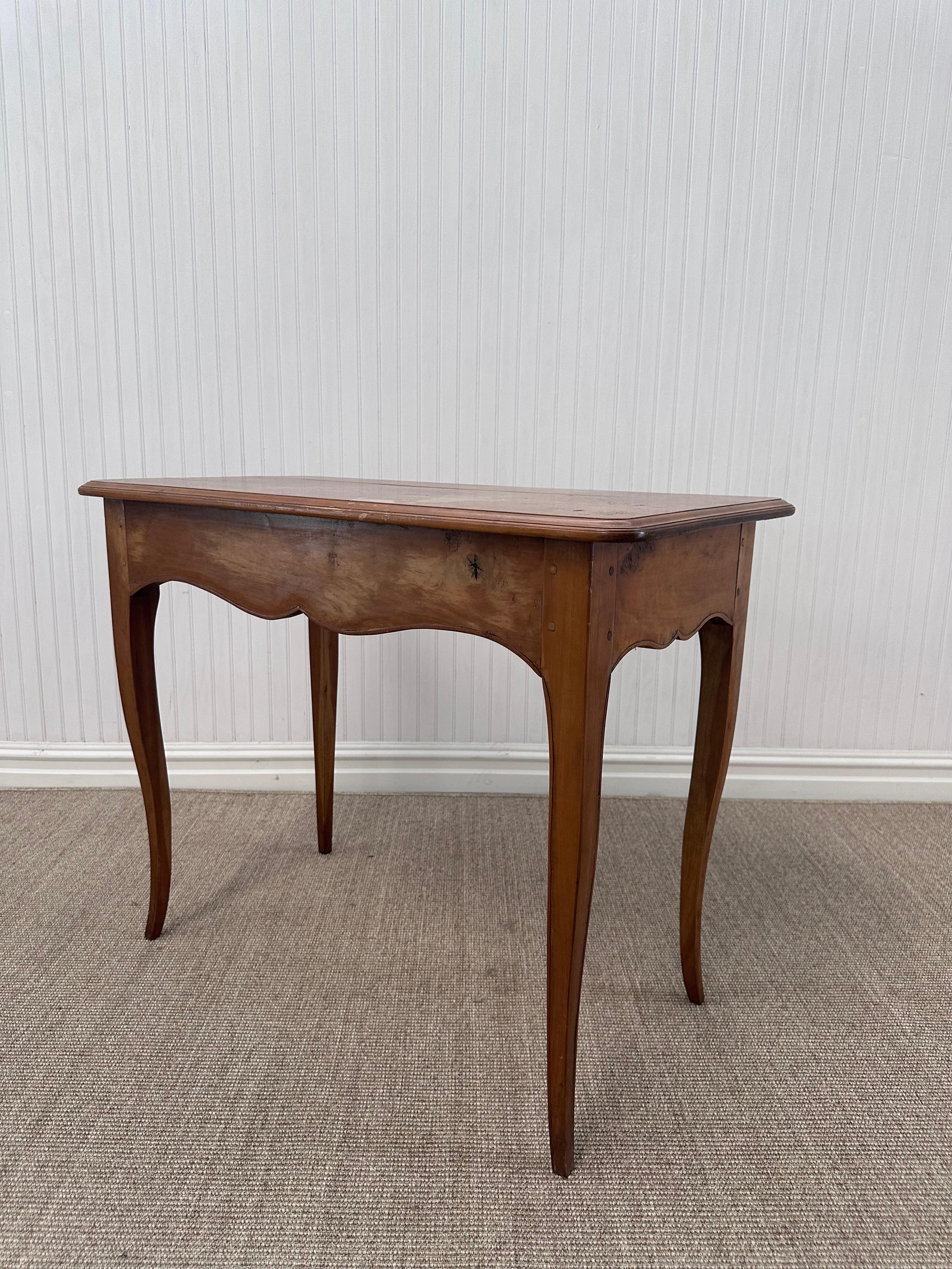 Antique French Provencial Beistelltisch mit Schublade im Angebot 1