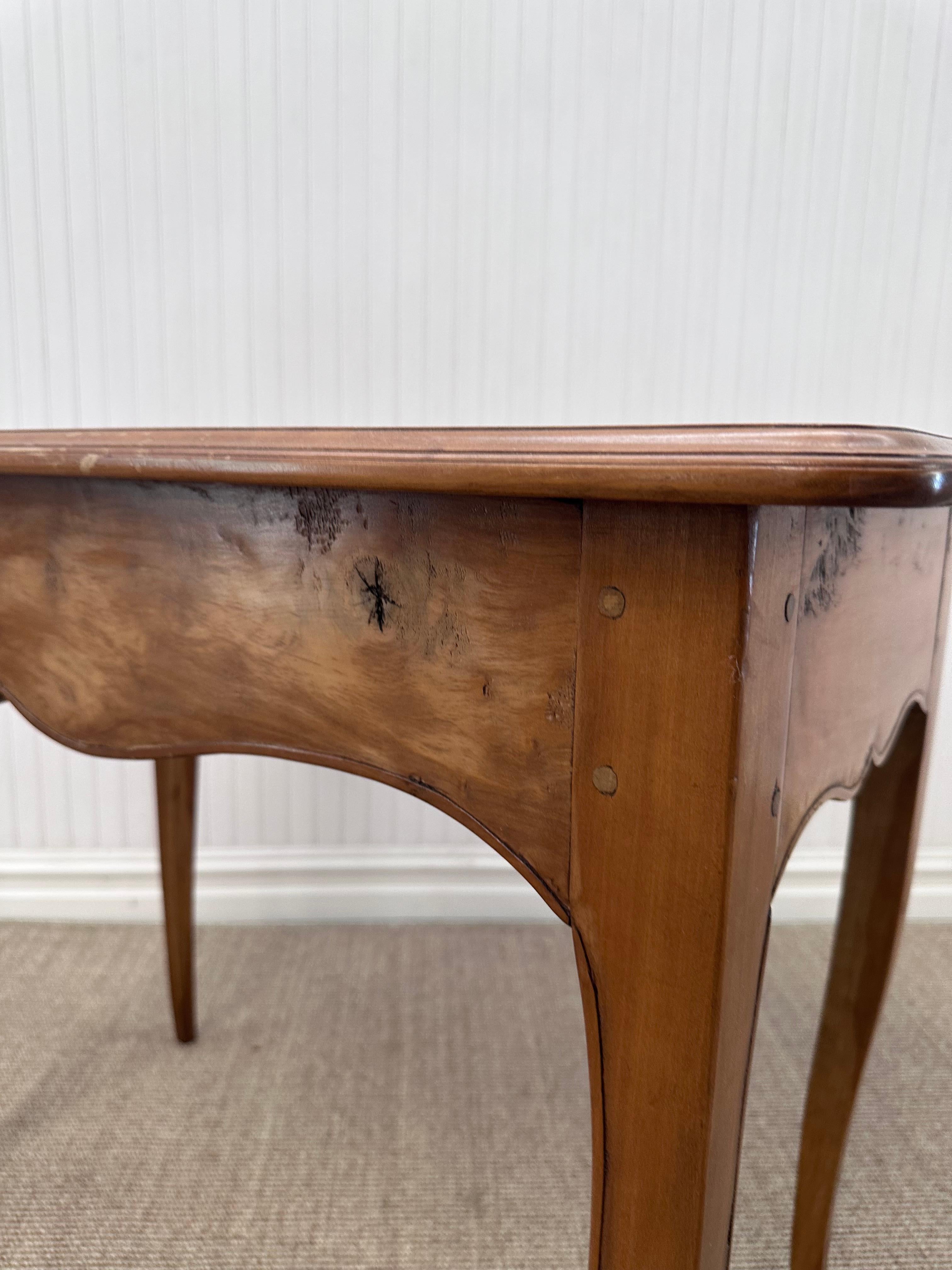 Antique French Provencial Beistelltisch mit Schublade im Angebot 2