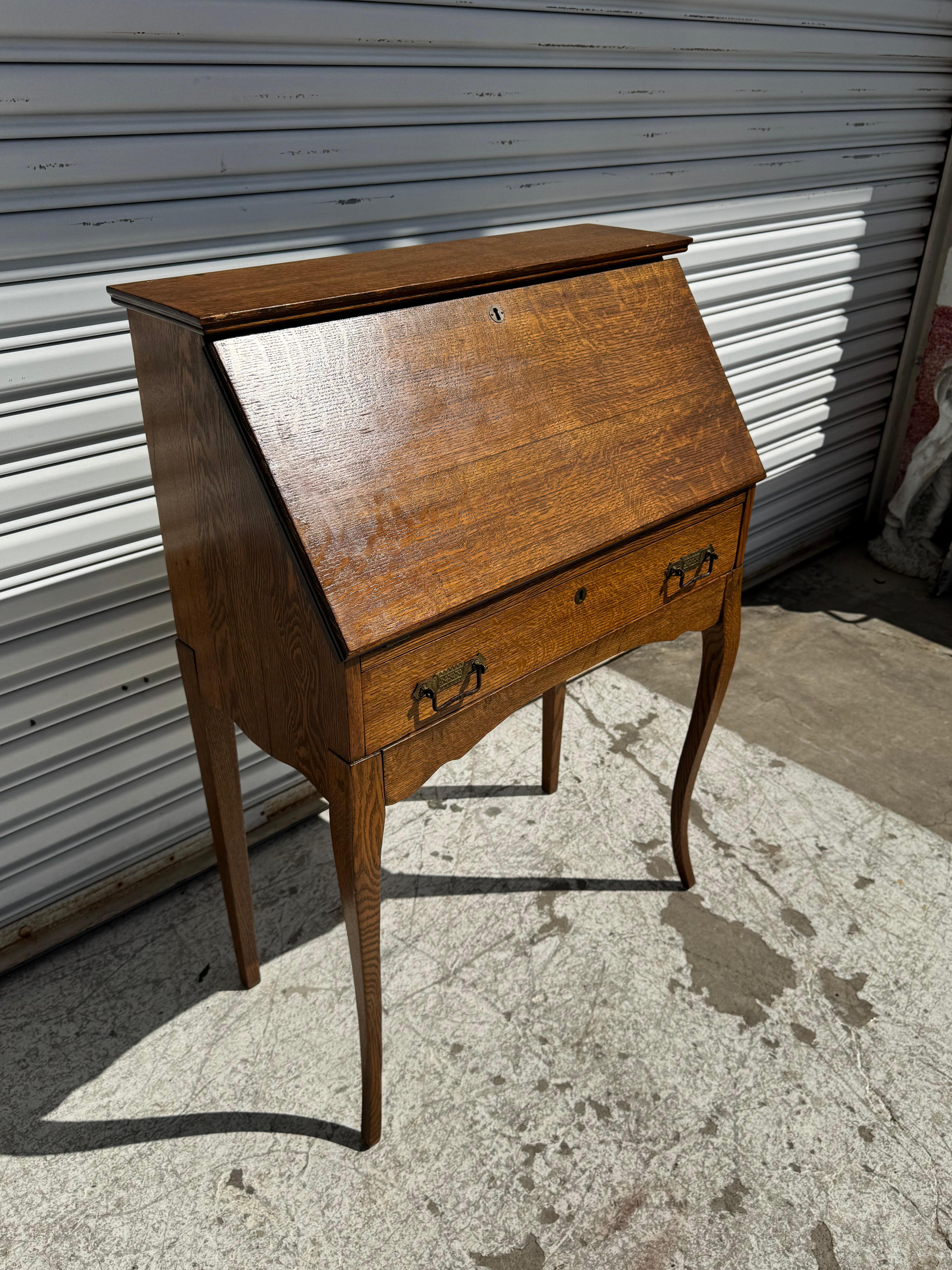 Provincial français Antique Secrétaire en chêne quart de scie à façade abattue de style provençal français en vente