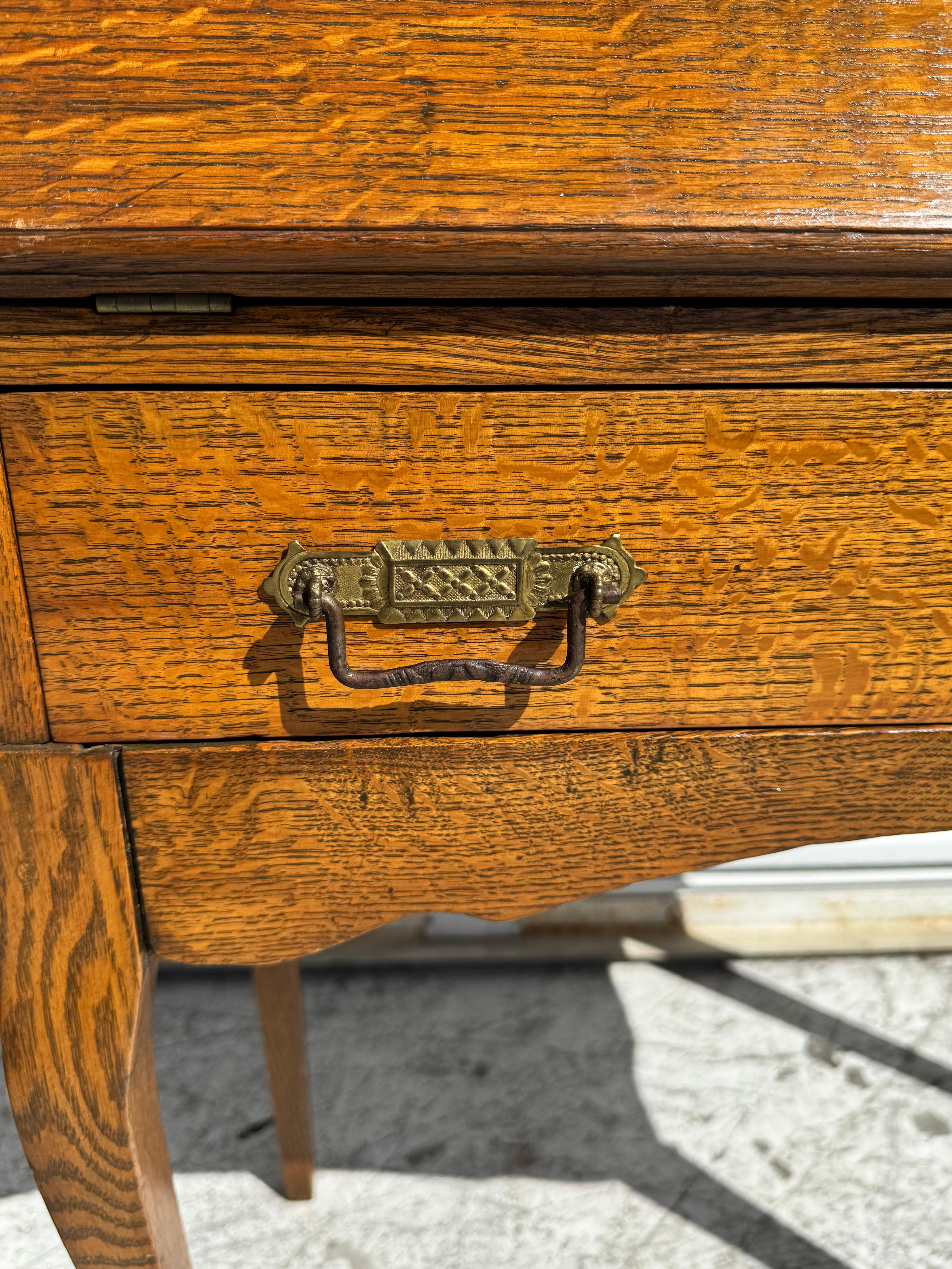 Américain Antique Secrétaire en chêne quart de scie à façade abattue de style provençal français en vente