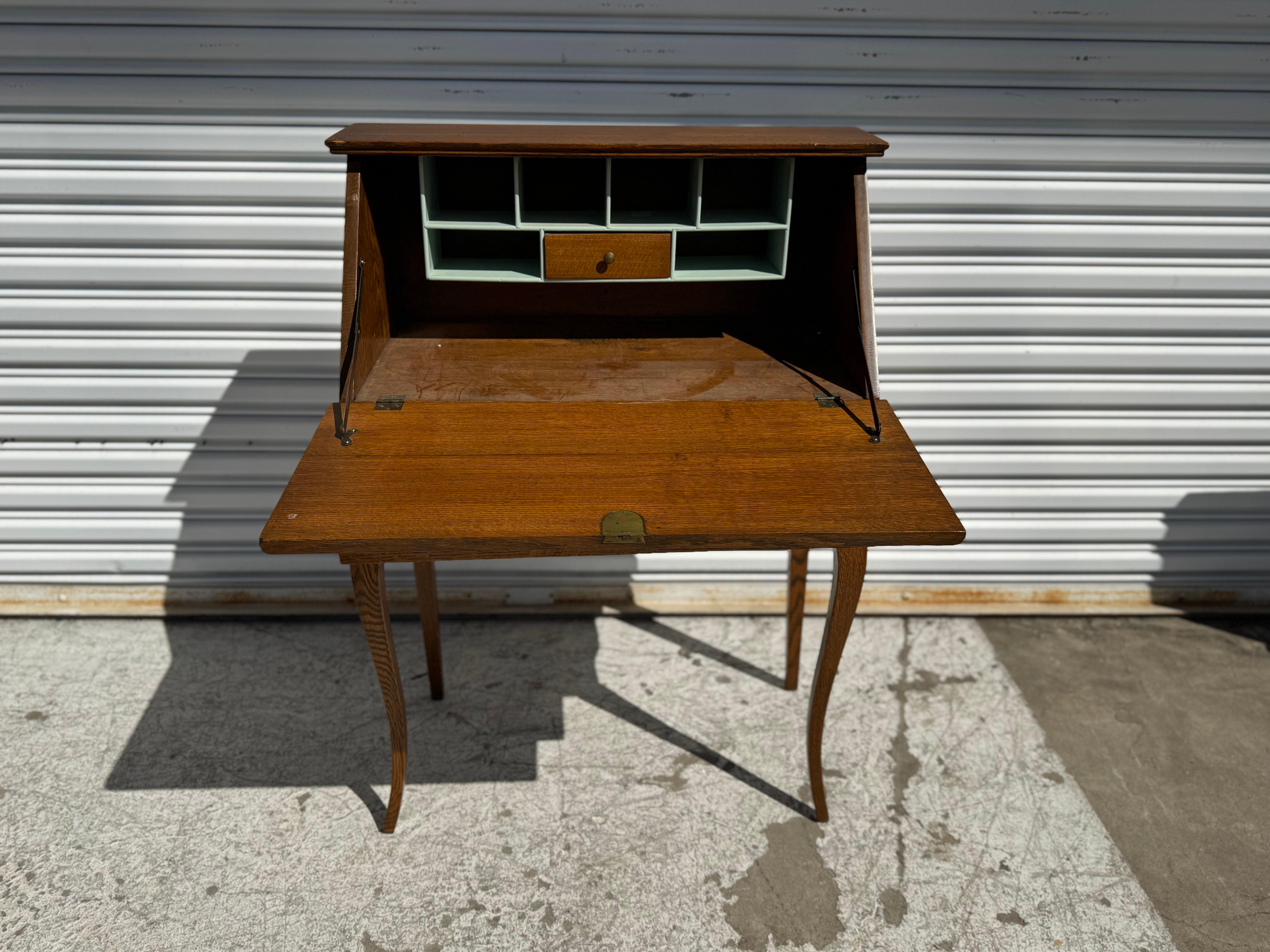 Début du 20ème siècle Antique Secrétaire en chêne quart de scie à façade abattue de style provençal français en vente