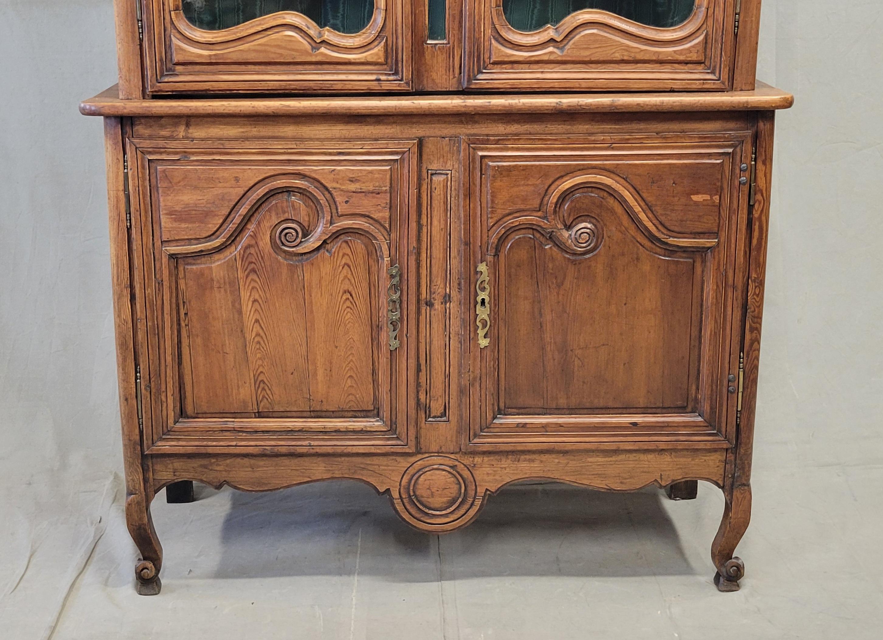 Antique provincial français du 18ème siècle Deux corps en pin avec portes en verre en vente 2