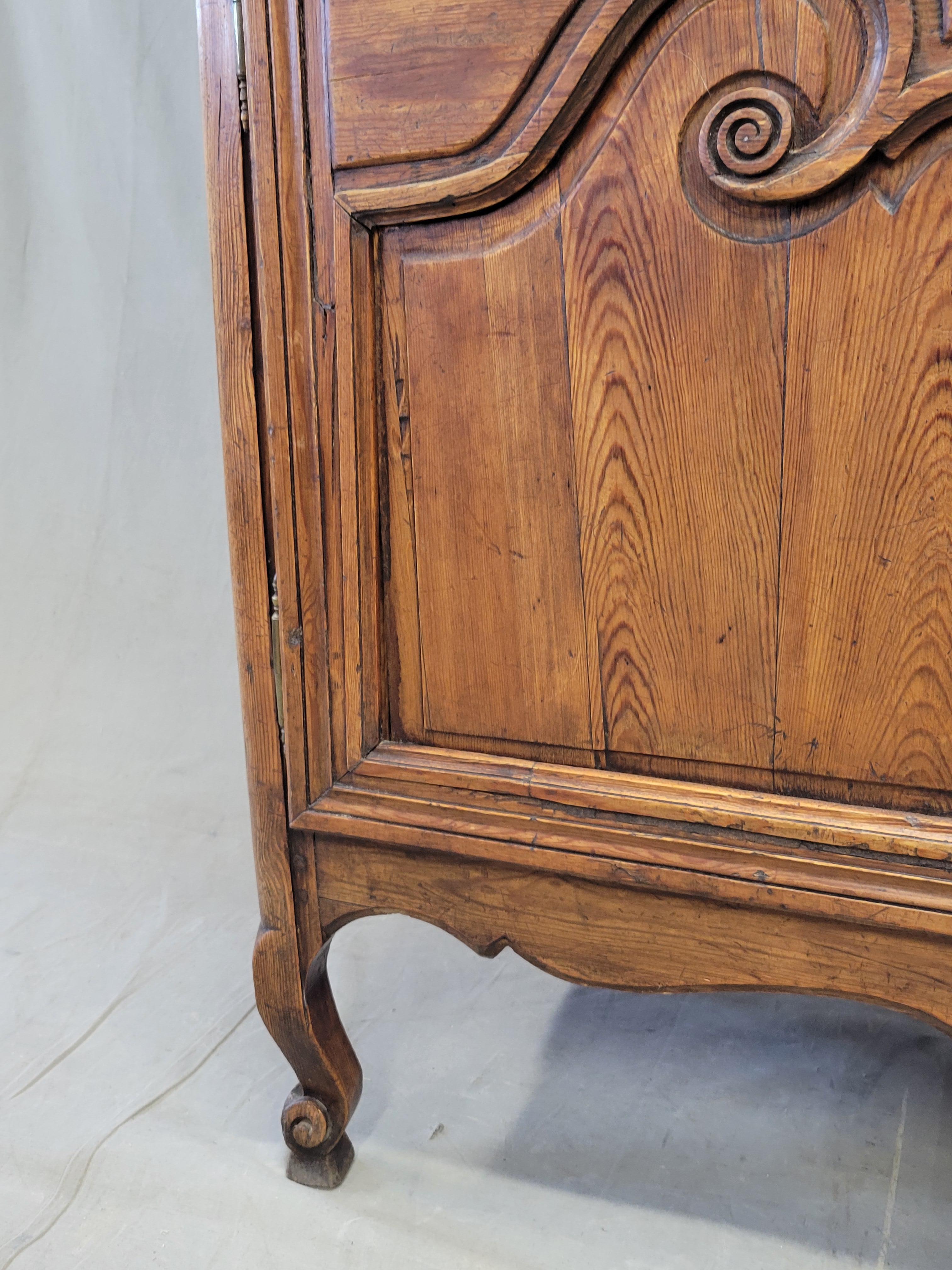 Antique provincial français du 18ème siècle Deux corps en pin avec portes en verre en vente 3