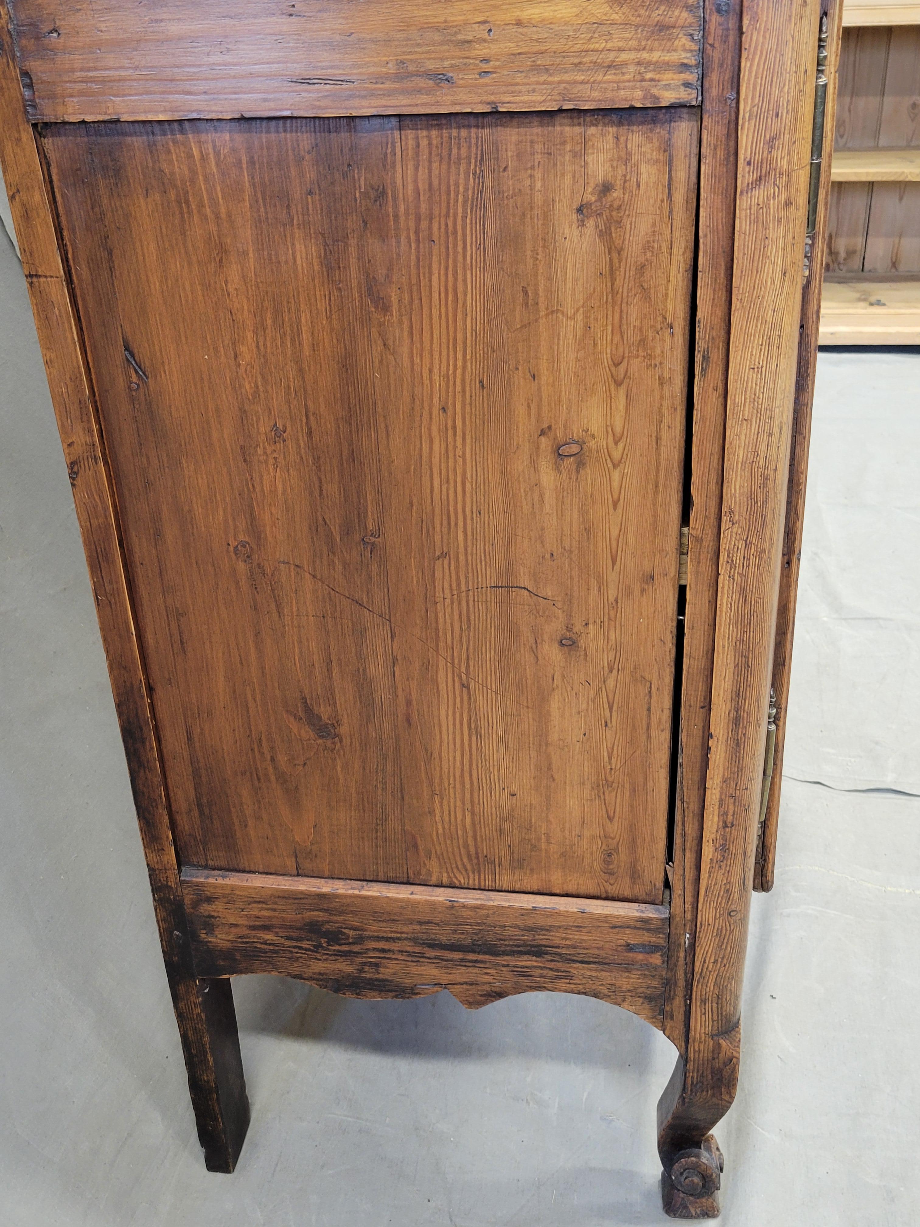Antique provincial français du 18ème siècle Deux corps en pin avec portes en verre en vente 4