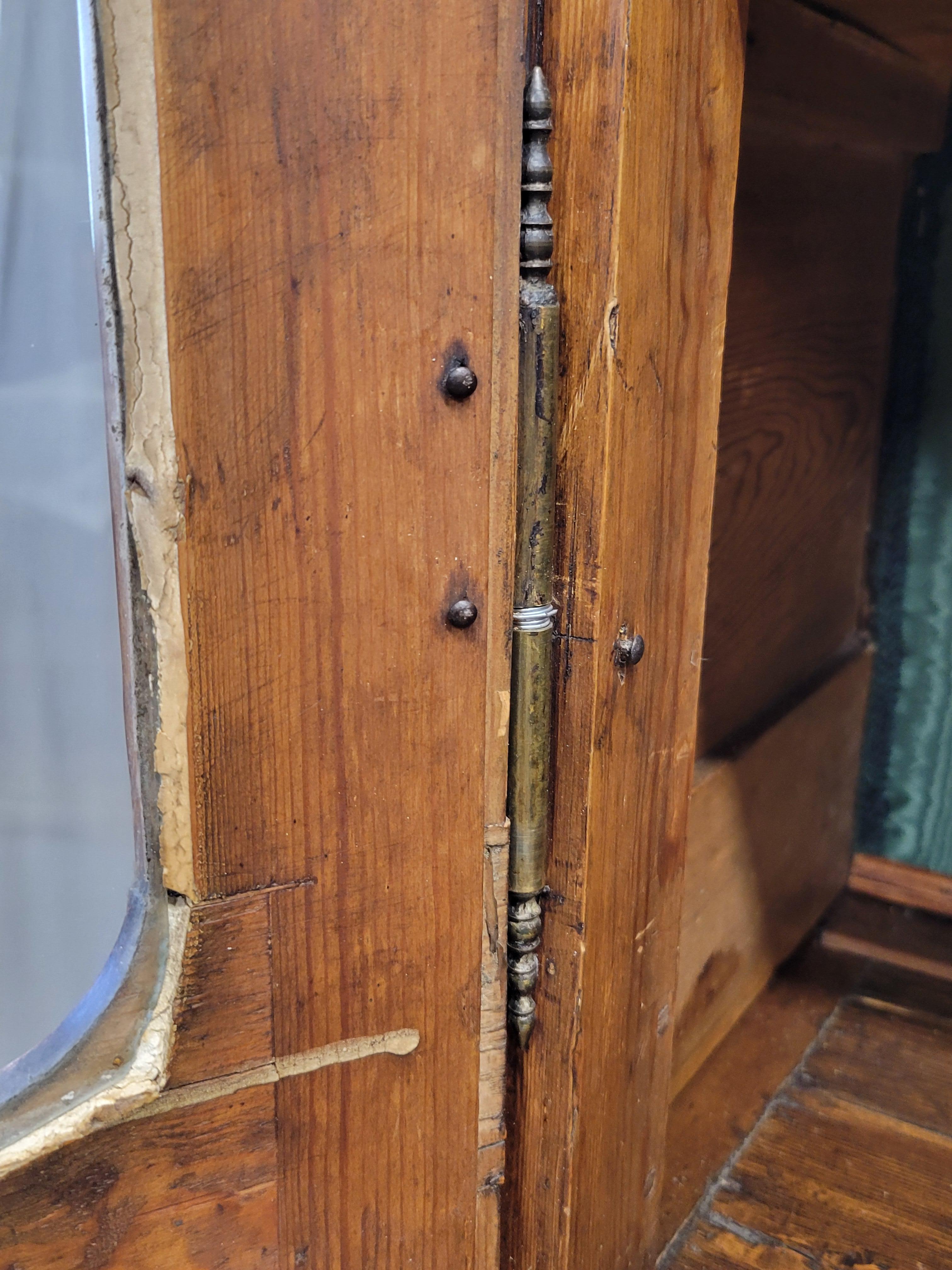 Antique provincial français du 18ème siècle Deux corps en pin avec portes en verre en vente 5
