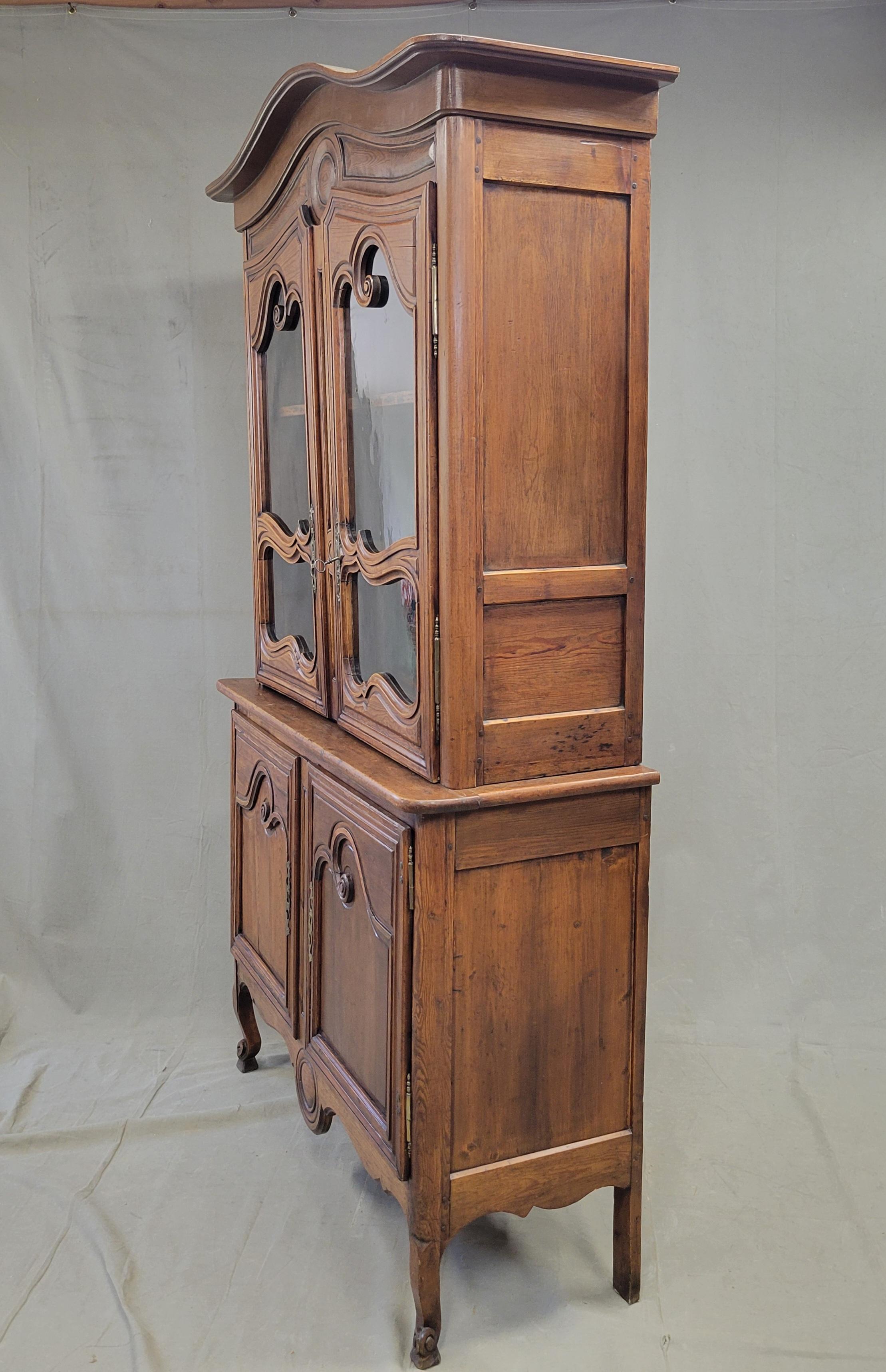 Antique provincial français du 18ème siècle Deux corps en pin avec portes en verre en vente 6