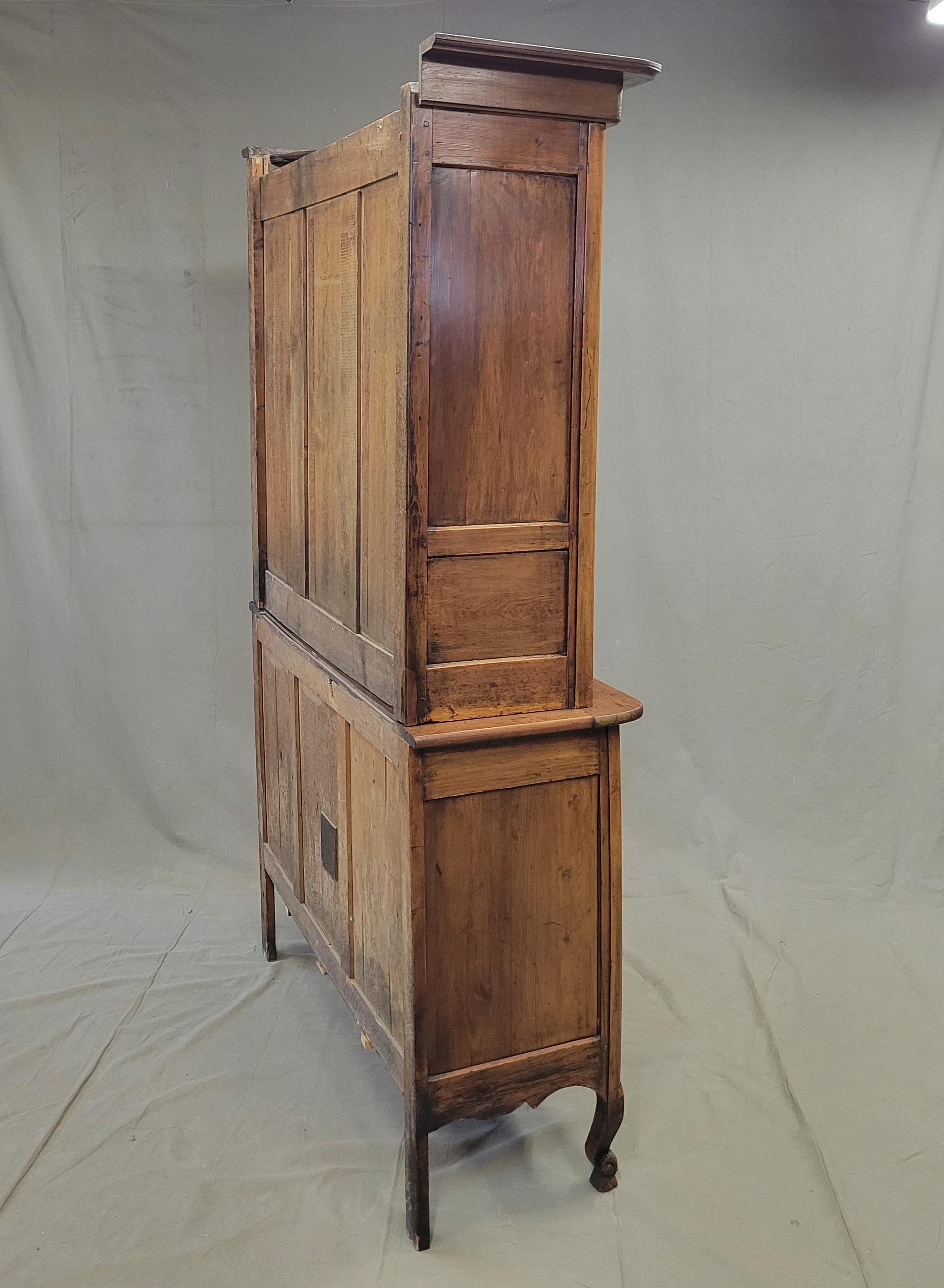 Antique provincial français du 18ème siècle Deux corps en pin avec portes en verre en vente 7