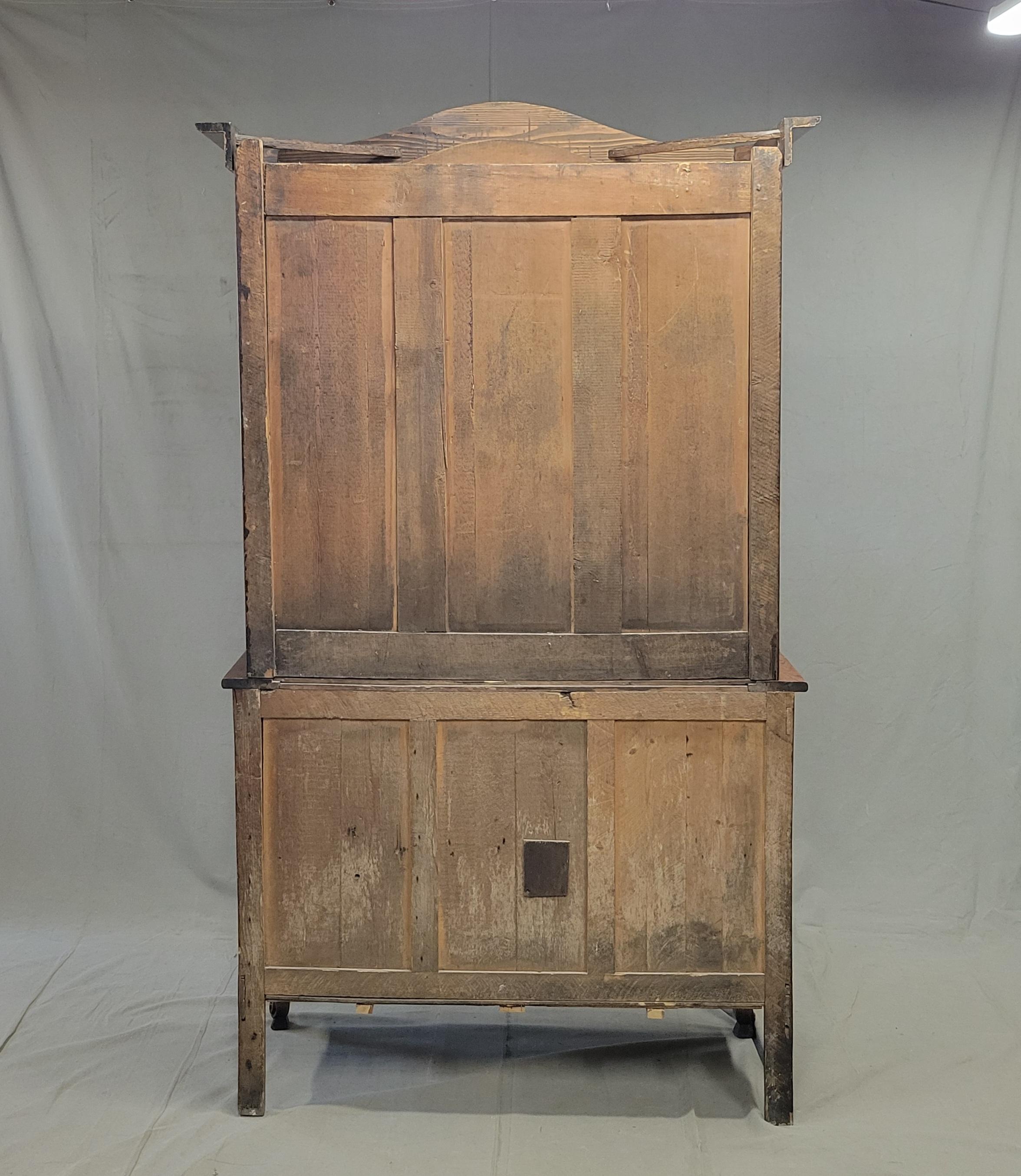 Antique provincial français du 18ème siècle Deux corps en pin avec portes en verre en vente 8