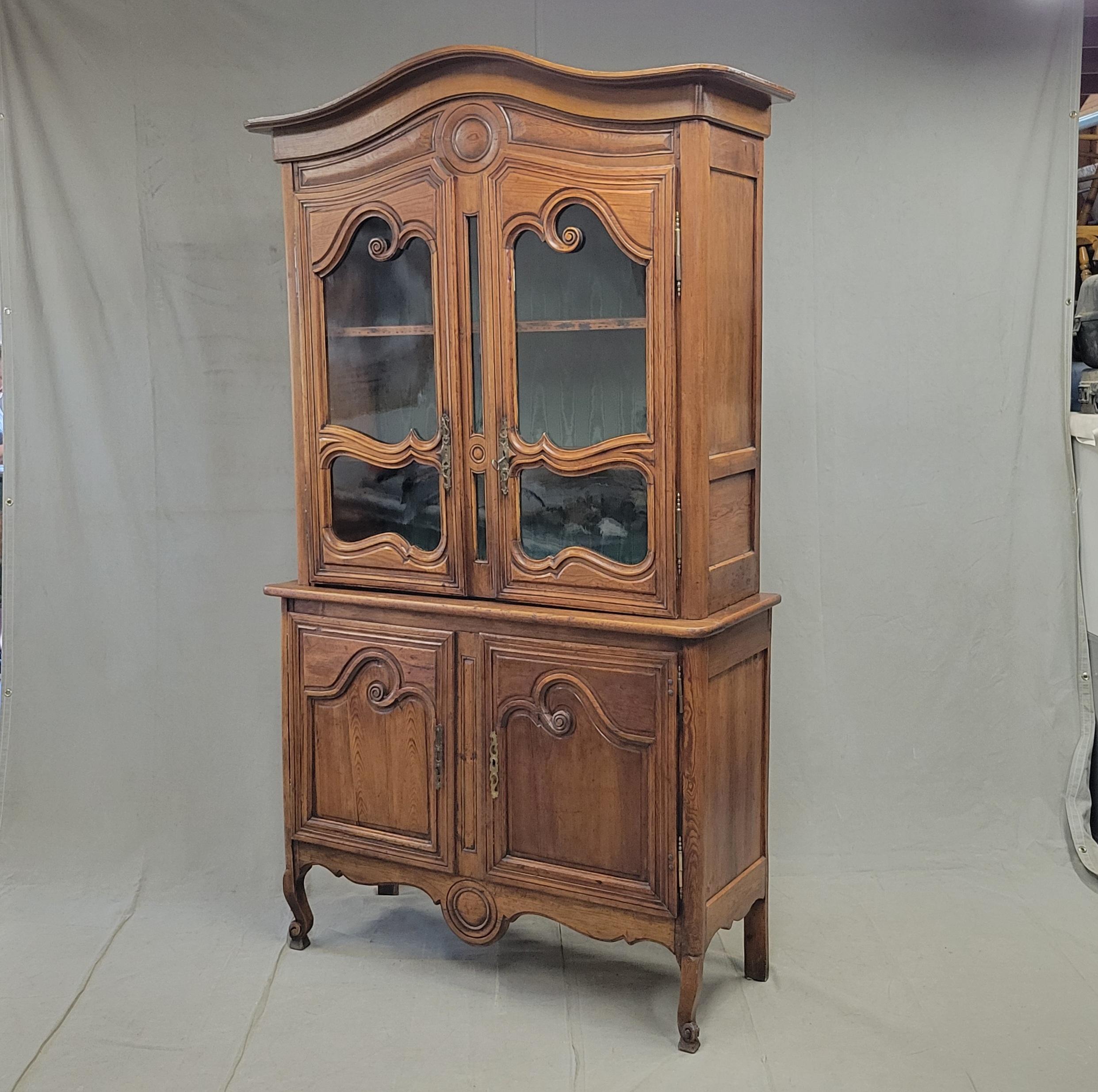 Grande armoire ancienne en pin Deux-Corps (deux pièces) de style provincial français de la fin du XVIIIe siècle ou du début du XIXe siècle, avec des portes vitrées et un intérieur en soie vert d'eau. Le vieux bois de sapin brille grâce à une