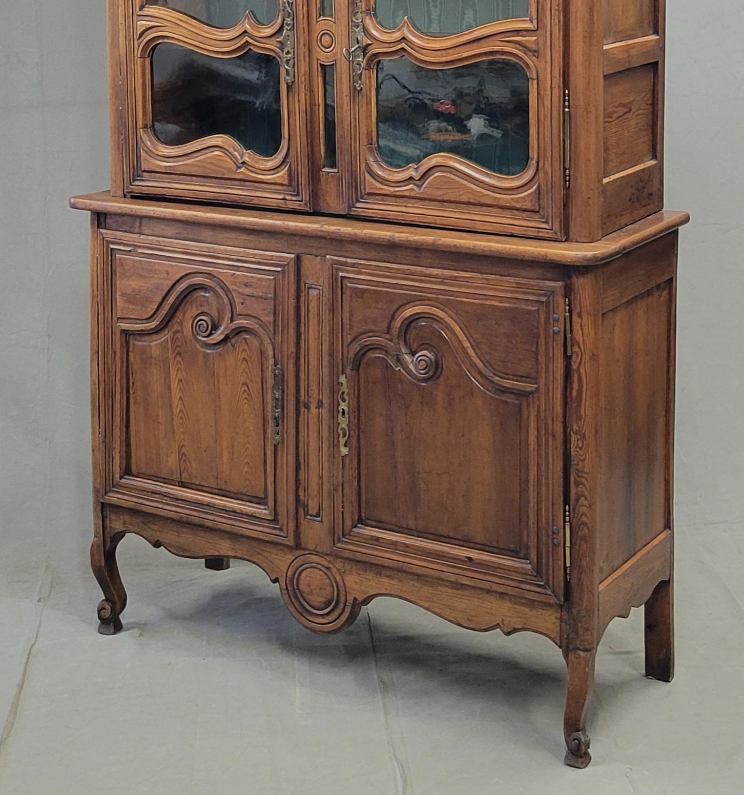 Français Antique provincial français du 18ème siècle Deux corps en pin avec portes en verre en vente