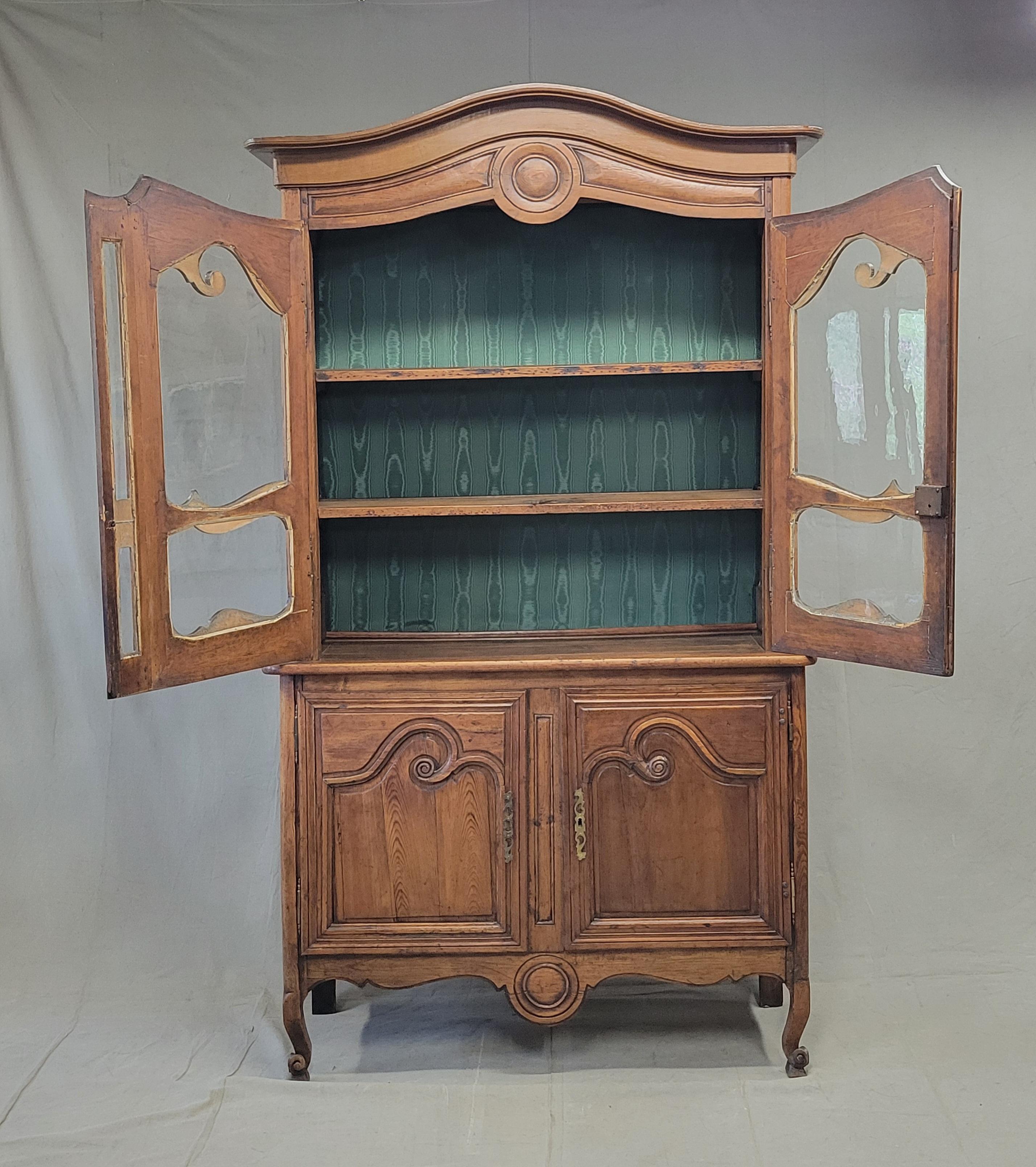 Fait main Antique provincial français du 18ème siècle Deux corps en pin avec portes en verre en vente