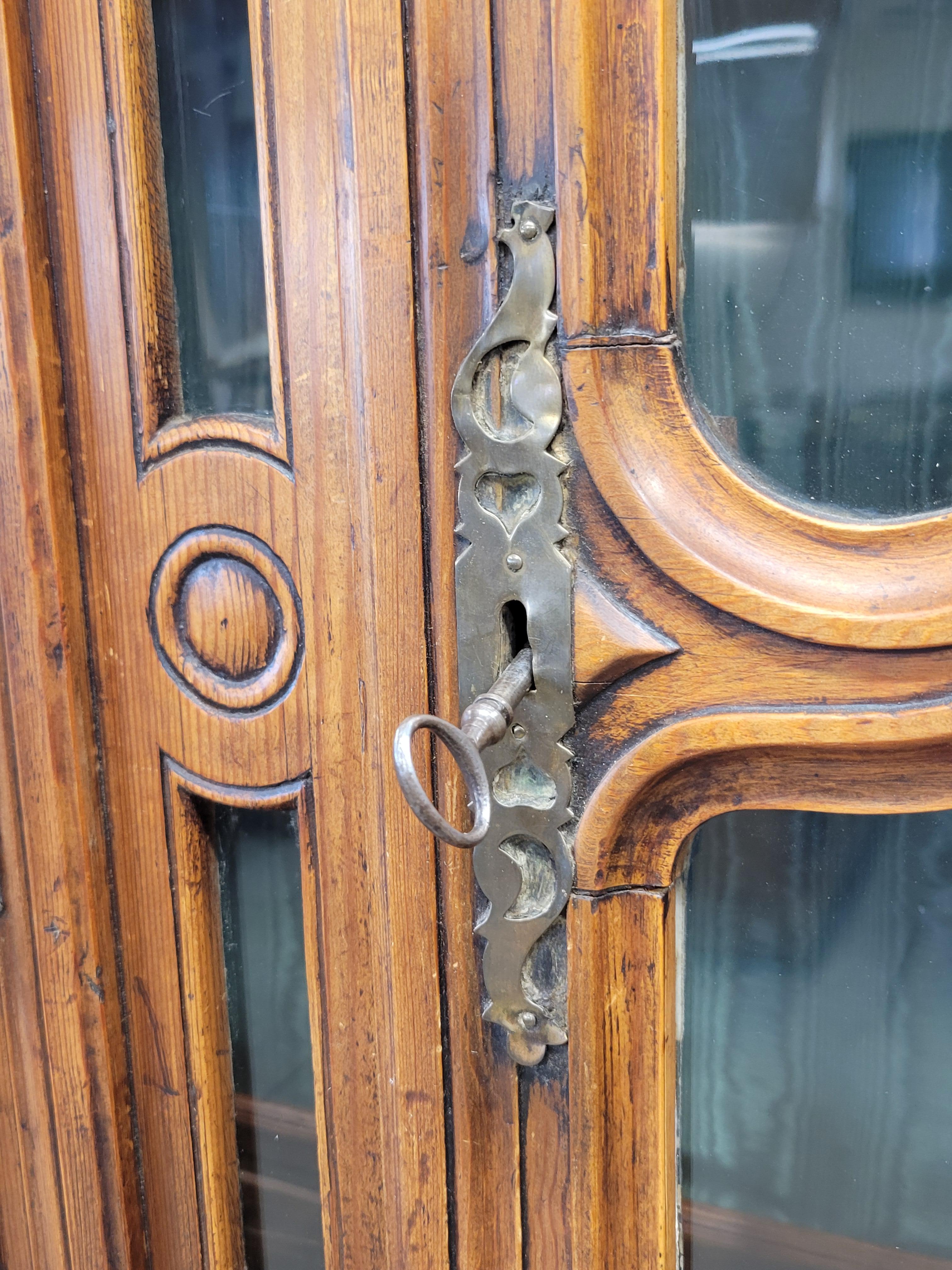 Laiton Antique provincial français du 18ème siècle Deux corps en pin avec portes en verre en vente