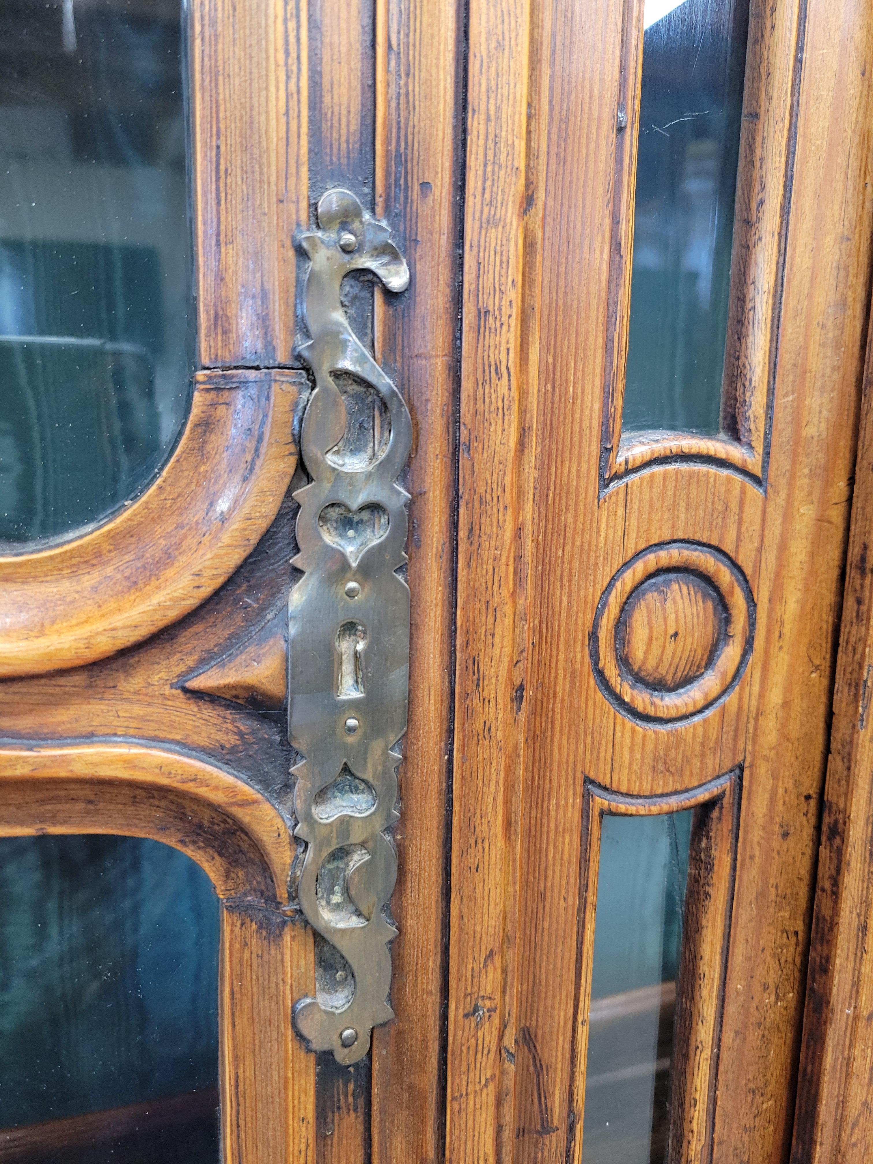 Antique provincial français du 18ème siècle Deux corps en pin avec portes en verre en vente 1