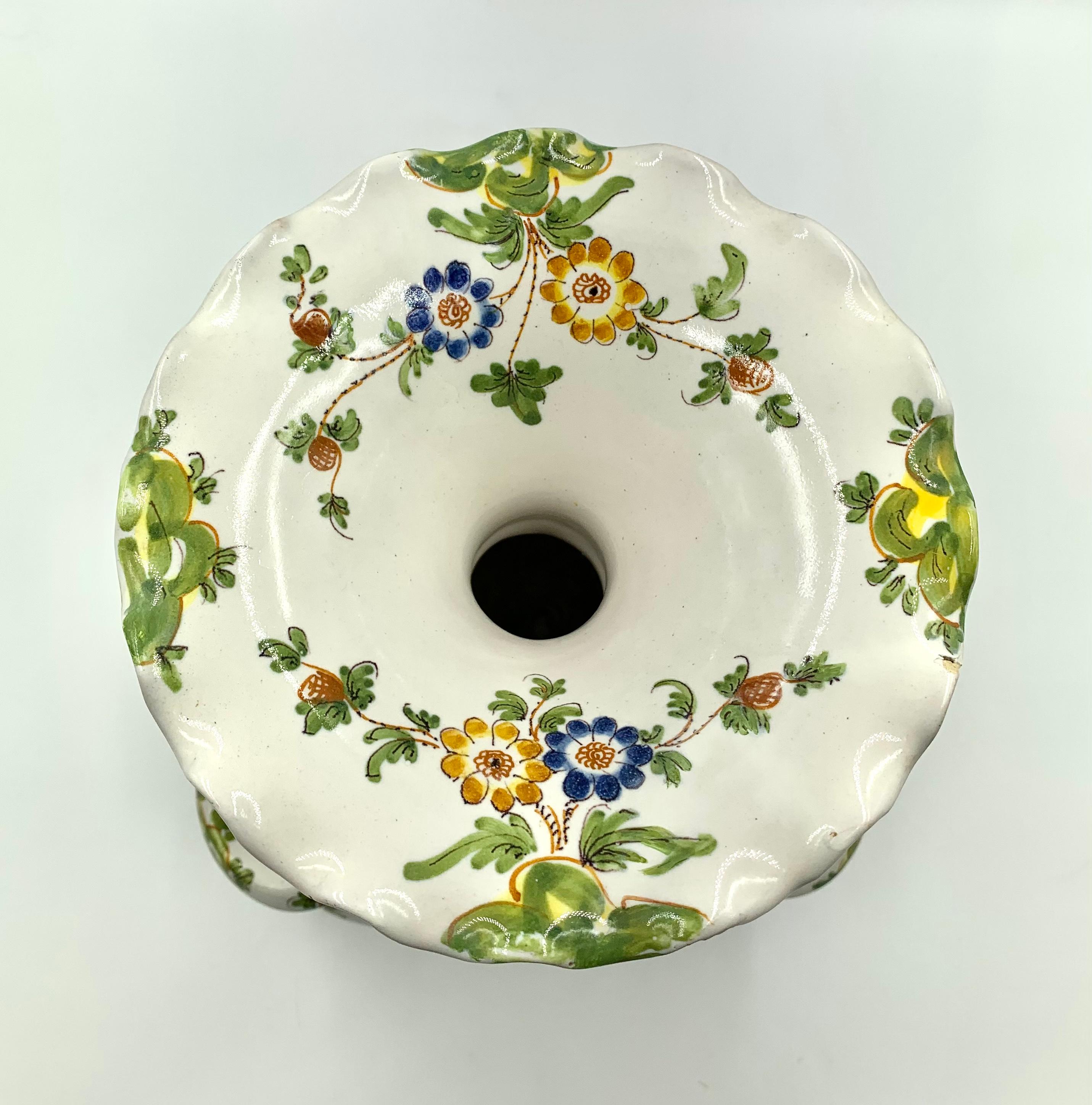 Antique French Provincial Armorial Snake Handled Faience Bough Pot Vase en venta 2