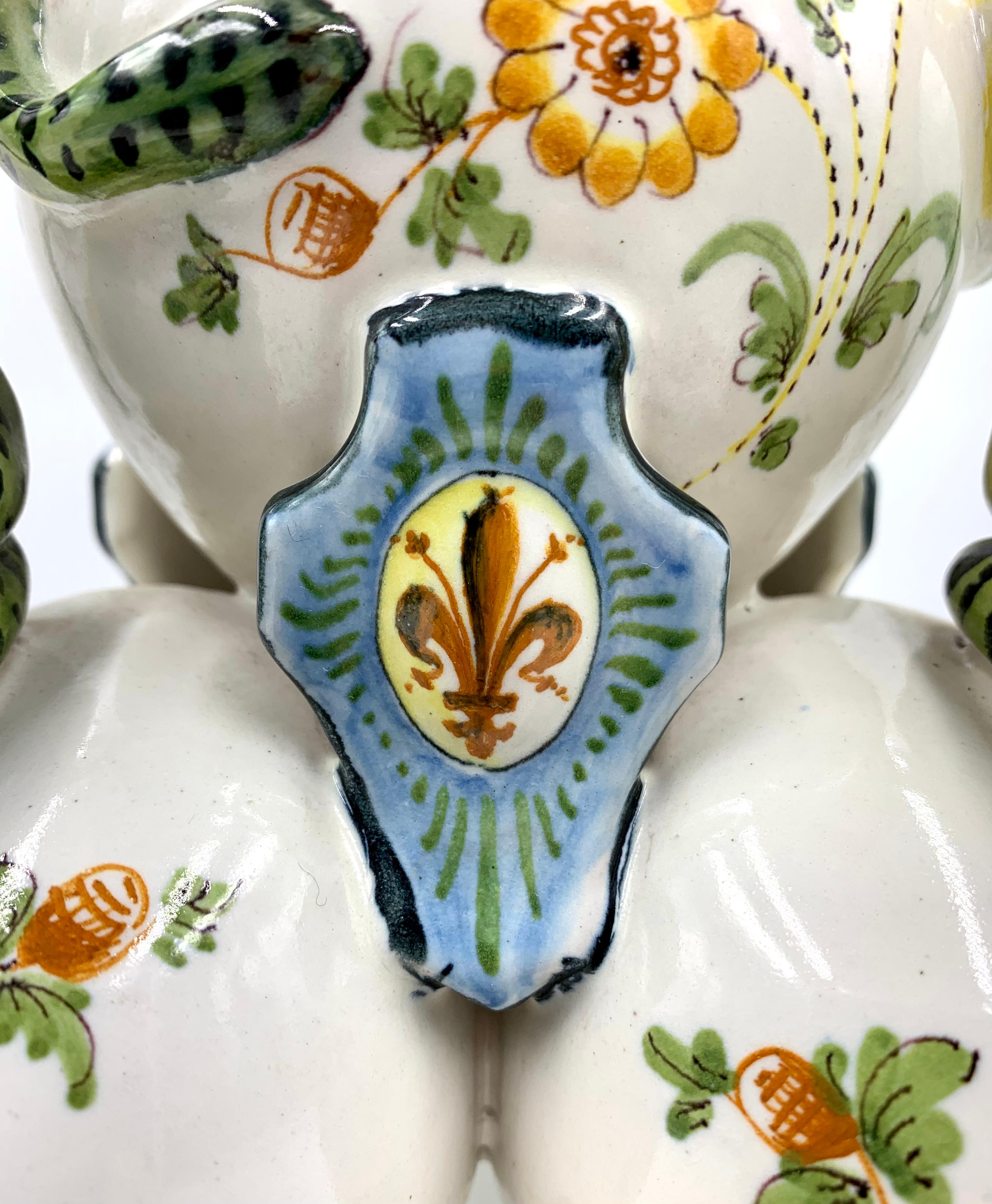 Antique French Provincial Armorial Snake Handled Faience Bough Pot Vase Pintado a mano en venta