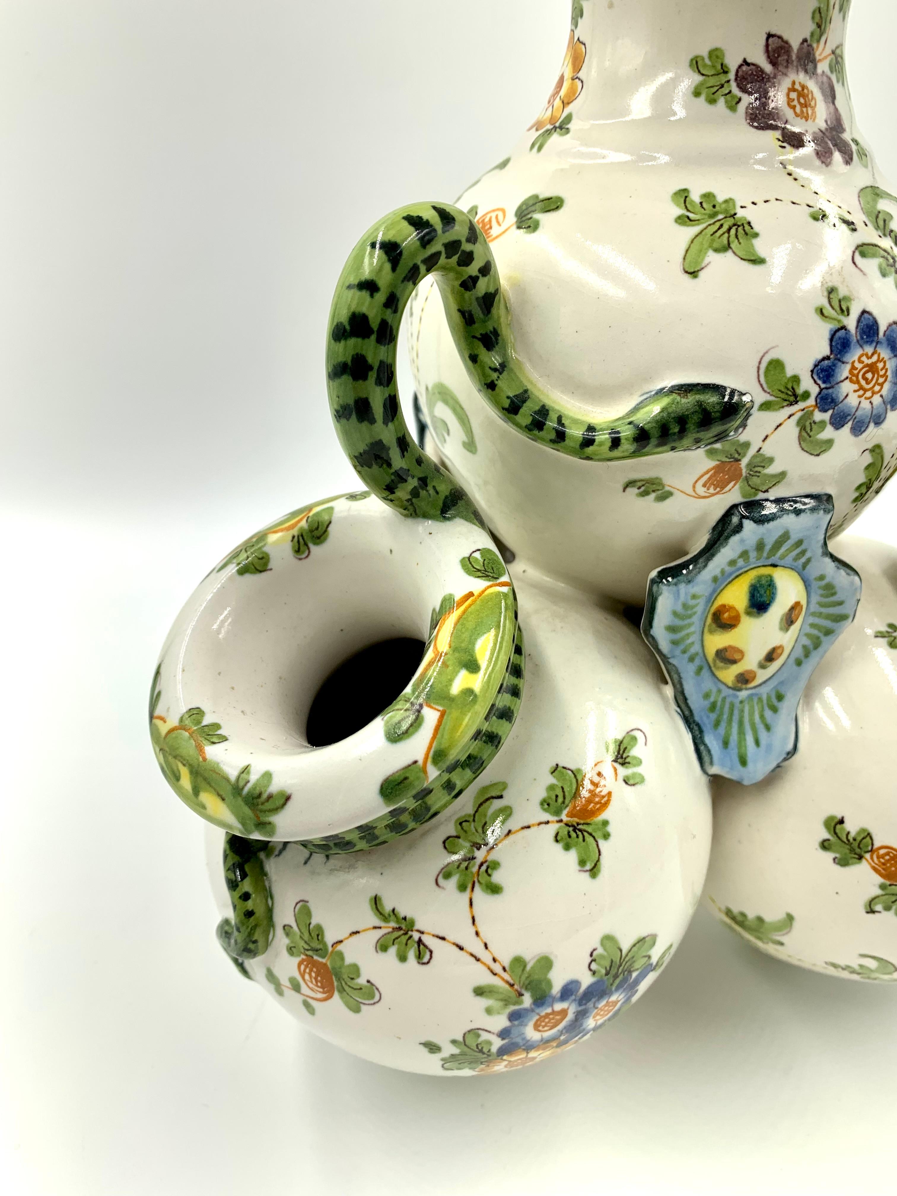 Antique French Provincial Armorial Snake Handled Faience Bough Pot Vase siglo XIX en venta