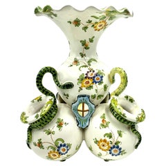 Ancien vase provincial français en faïence avec poignée en forme de serpent armorié