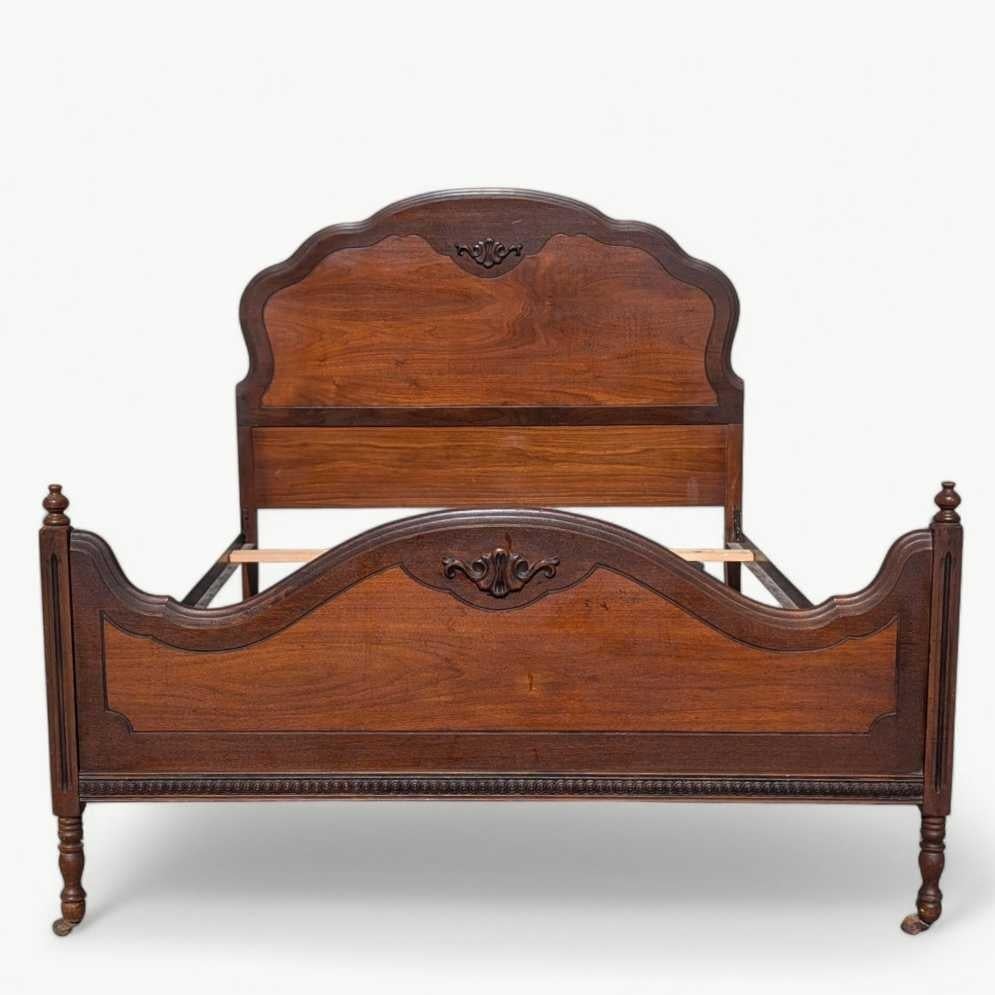 Bringen Sie zeitlosen Charme in Ihr Schlafzimmer mit diesem herrlichen antiken Bettgestell im französischen Stil, das aus massivem Holz mit satten, warmen Farbtönen und schöner Patina gefertigt ist. Mit handgeschnitzten Blumen- und Muschelmotiven