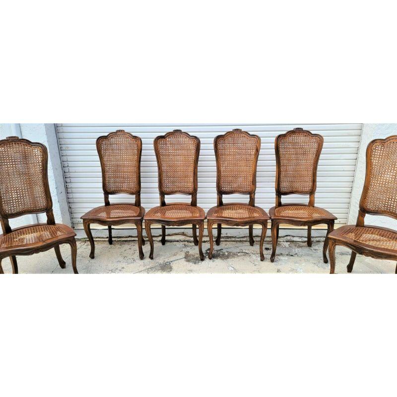 Offrant l'une de nos récentes acquisitions de meubles fins Palm Beach Estate de A 
Ensemble de 6 chaises de salle à manger anciennes en noyer canné du début des années 1900

Les sièges sont cannelés et tressés à la main et les dossiers sont à double