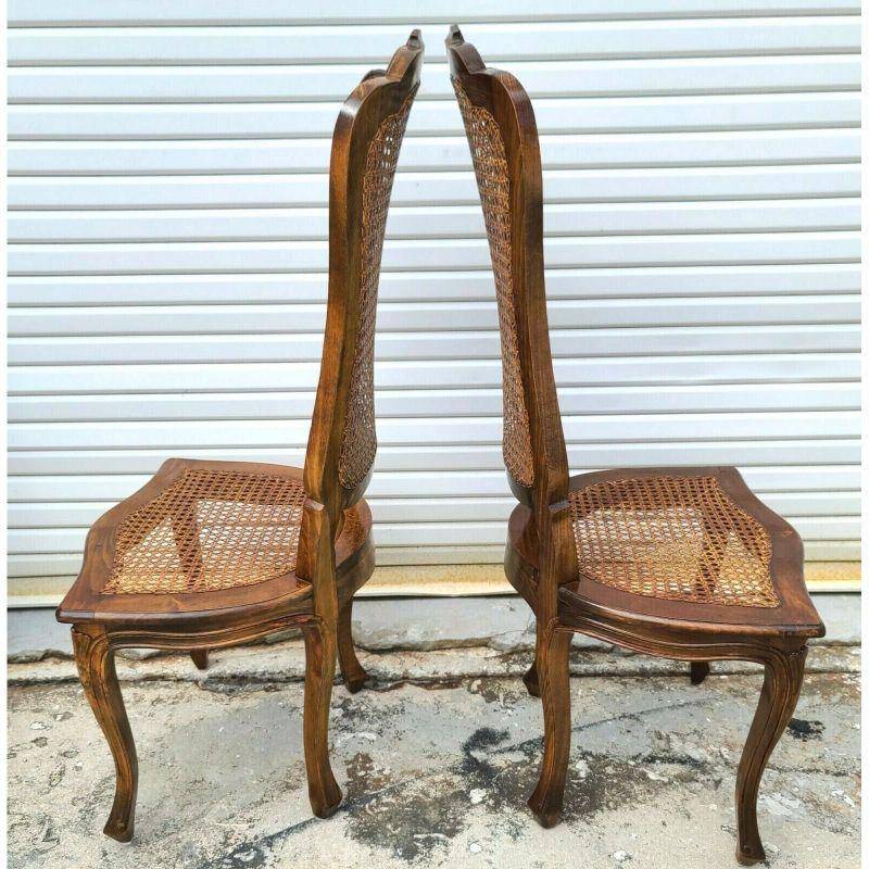 Juego de 6 sillas de comedor antiguas francesas de nogal de caña Provincial francés en venta