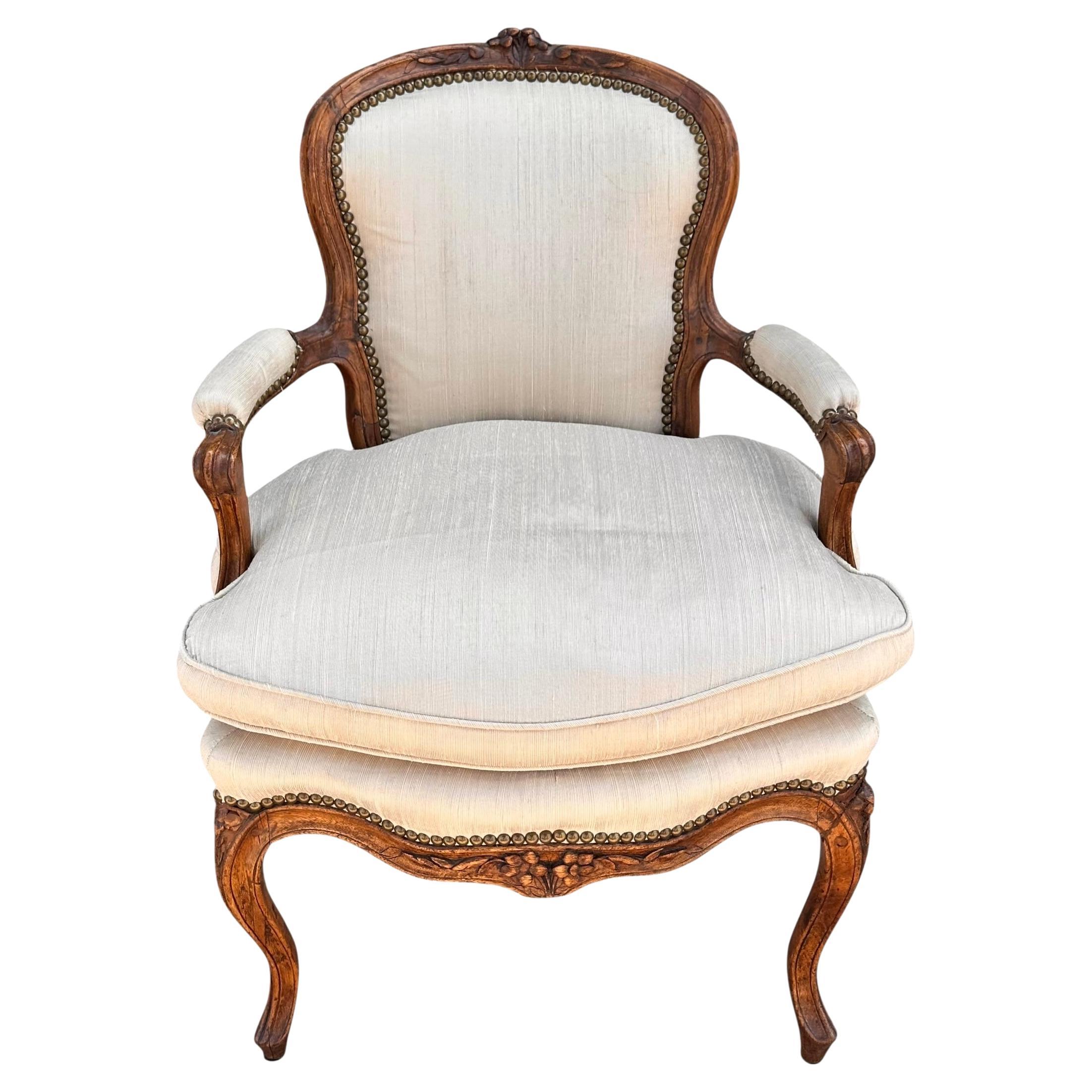 Antiguo Sillón Provincial Francés de Caoba Tallada, Siglo XVIII