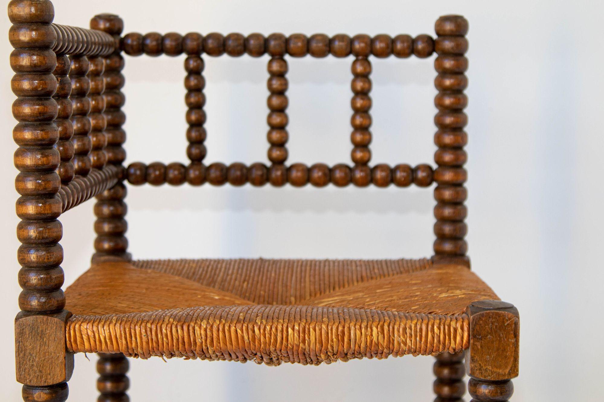 Jonc Antique chaise d'angle provinciale française en chêne sculpté, 19ème siècle. en vente