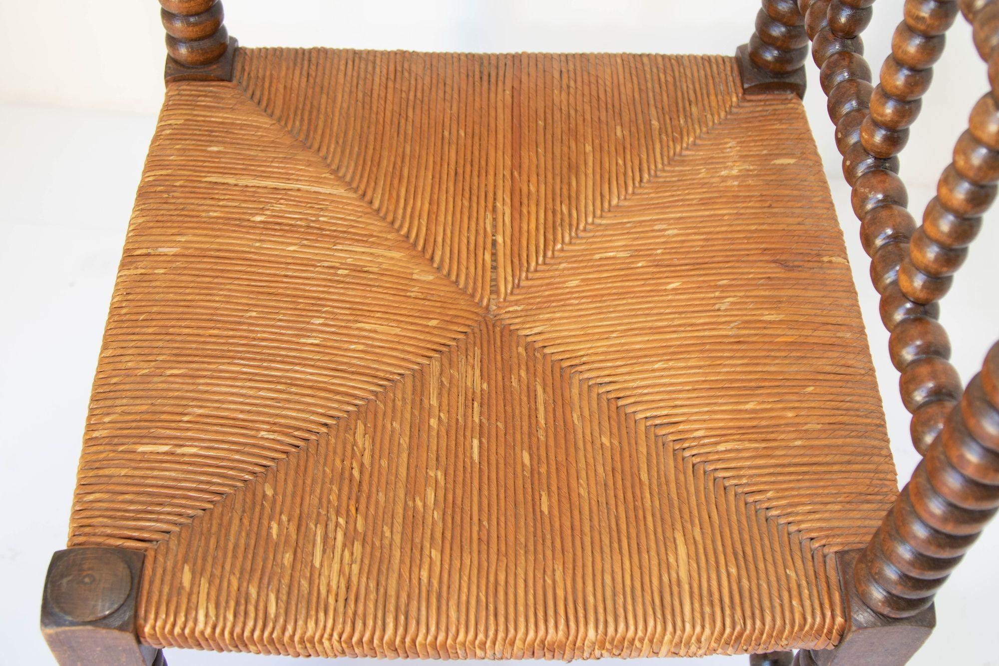 Antique chaise d'angle provinciale française en chêne sculpté, 19ème siècle. en vente 5