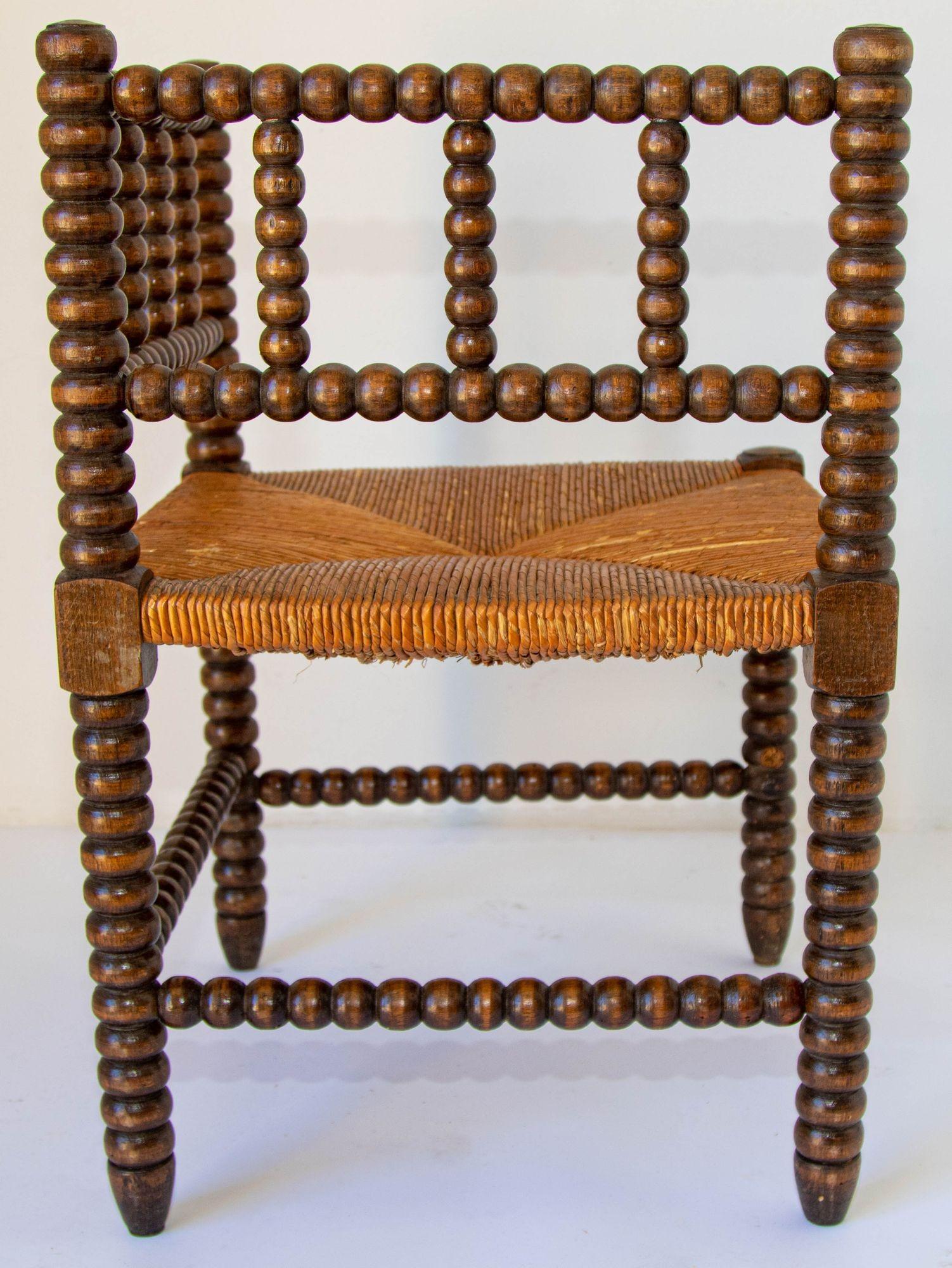 Antique chaise d'angle provinciale française en chêne sculpté, 19ème siècle. en vente 7