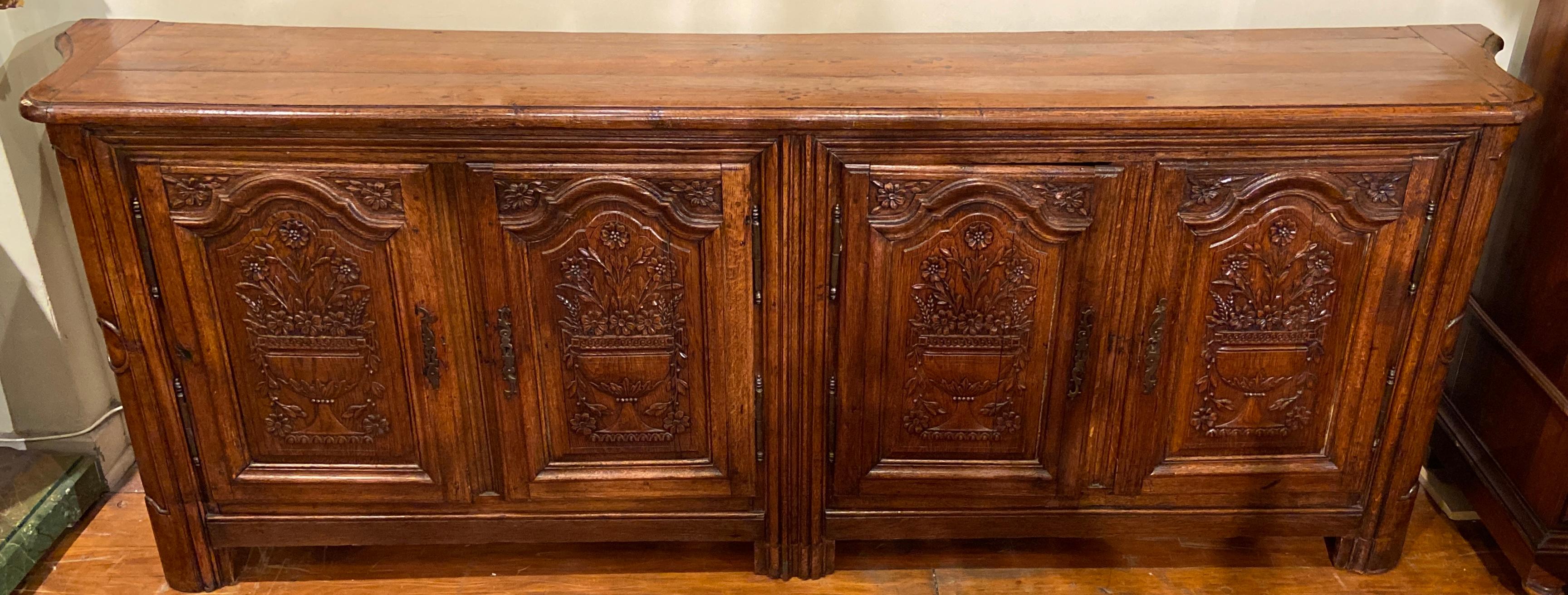 Antica credenza provinciale francese in rovere intagliato, circa 1860.