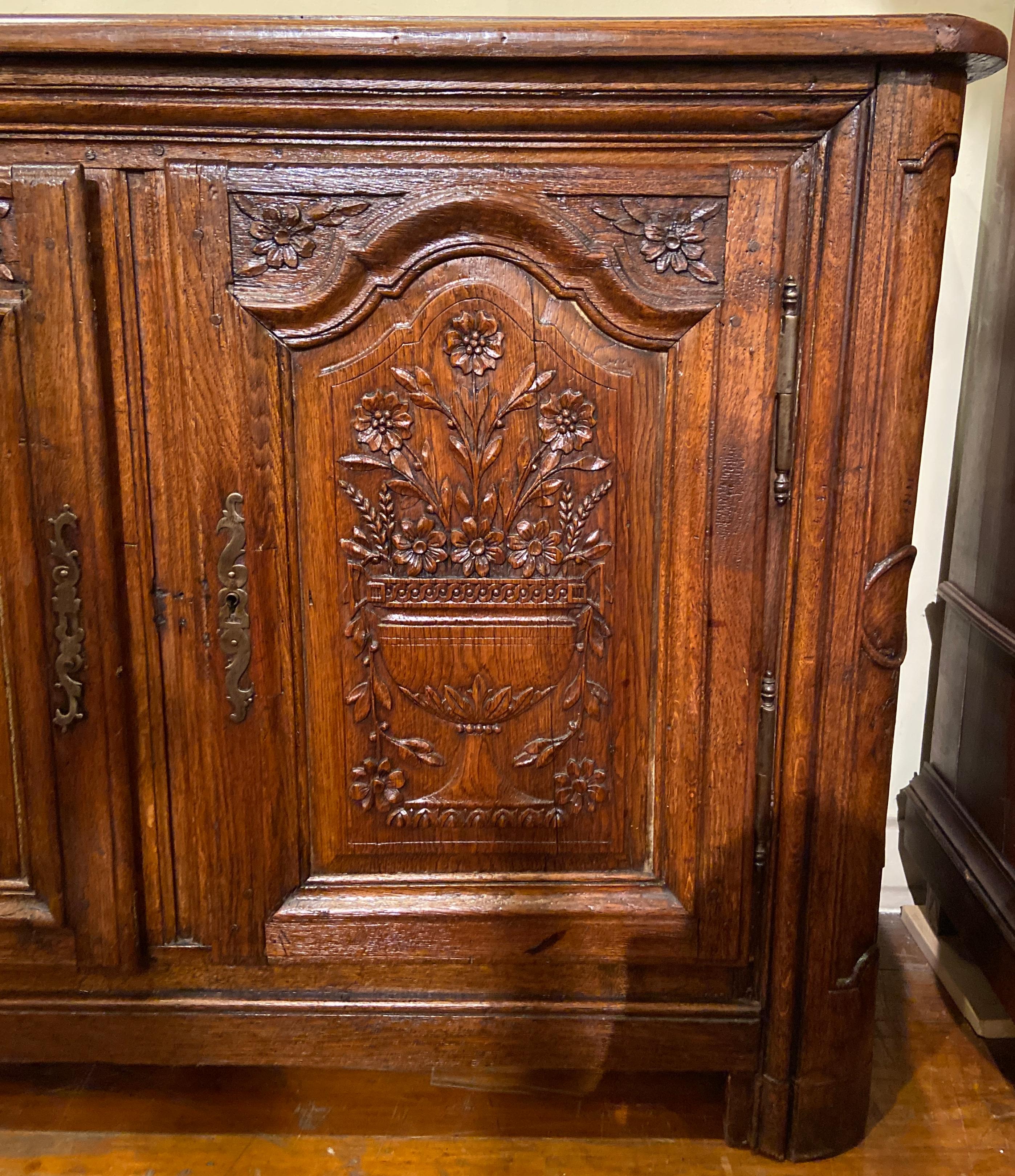 Antique French Provincial Carved Oak Sideboard, Circa 1860 In Good Condition For Sale In New Orleans, LA